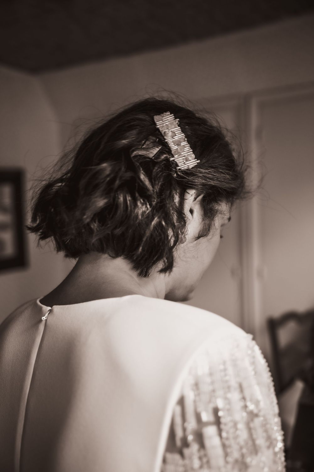 Une mariée de dos photo en noir et banc