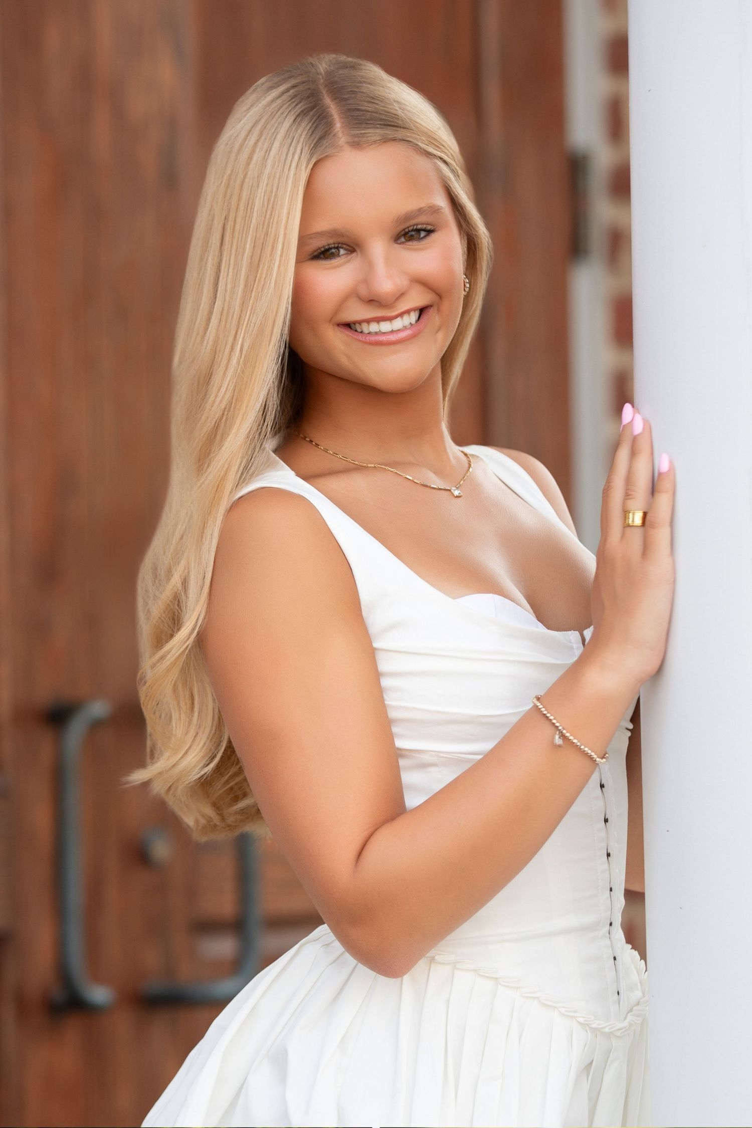 Olentangy Berlin senior pictures.  Senior pics in a meadow.  Floral senior pictures. Senior pictures in a field. Downtown London senior pics