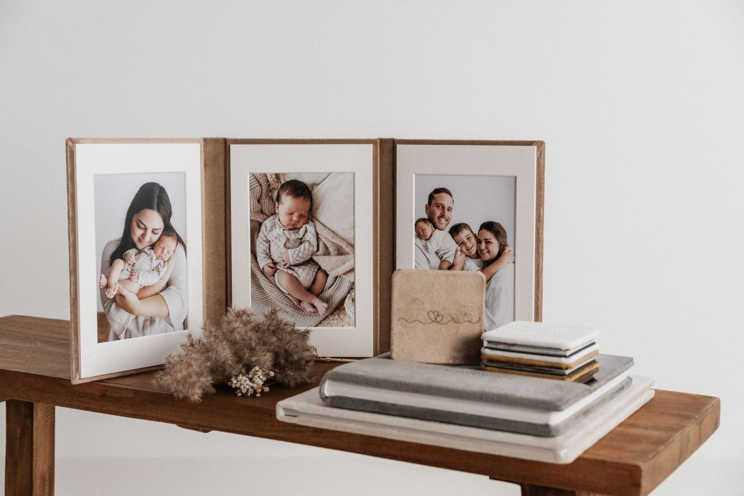 dreiteiliger Fotoaufsteller Triplex mit persönlicher Gravur, handgefertigt, edle handgebundene Fotoalben, Minileporellos