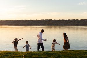 family of 5 skipping stones at echo lake