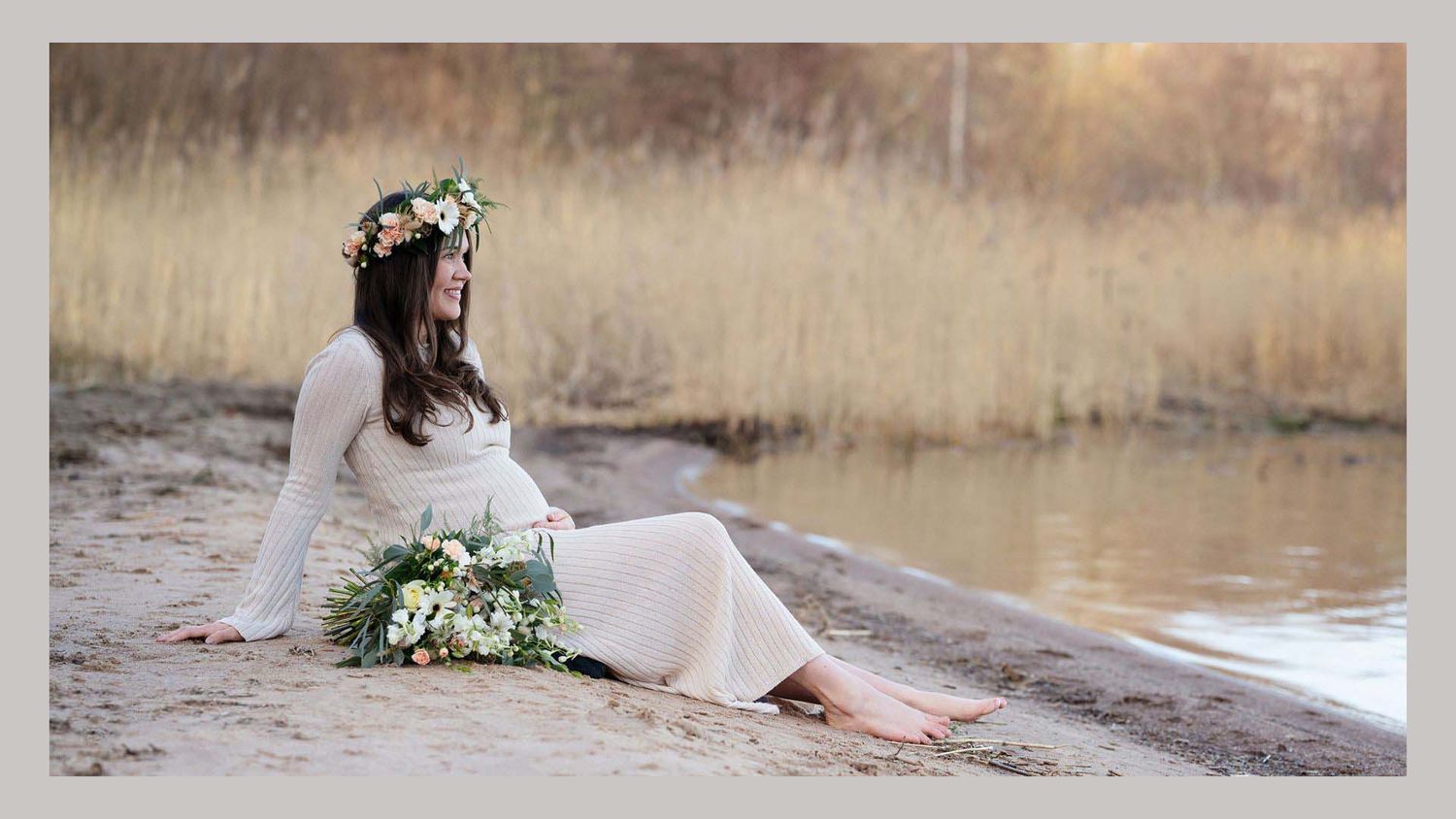 Vacker blivande mamma på en blomstrande gravidfotografering vid Vänerns strand. Fotograferat vid Skogshyddan, Lidköping.