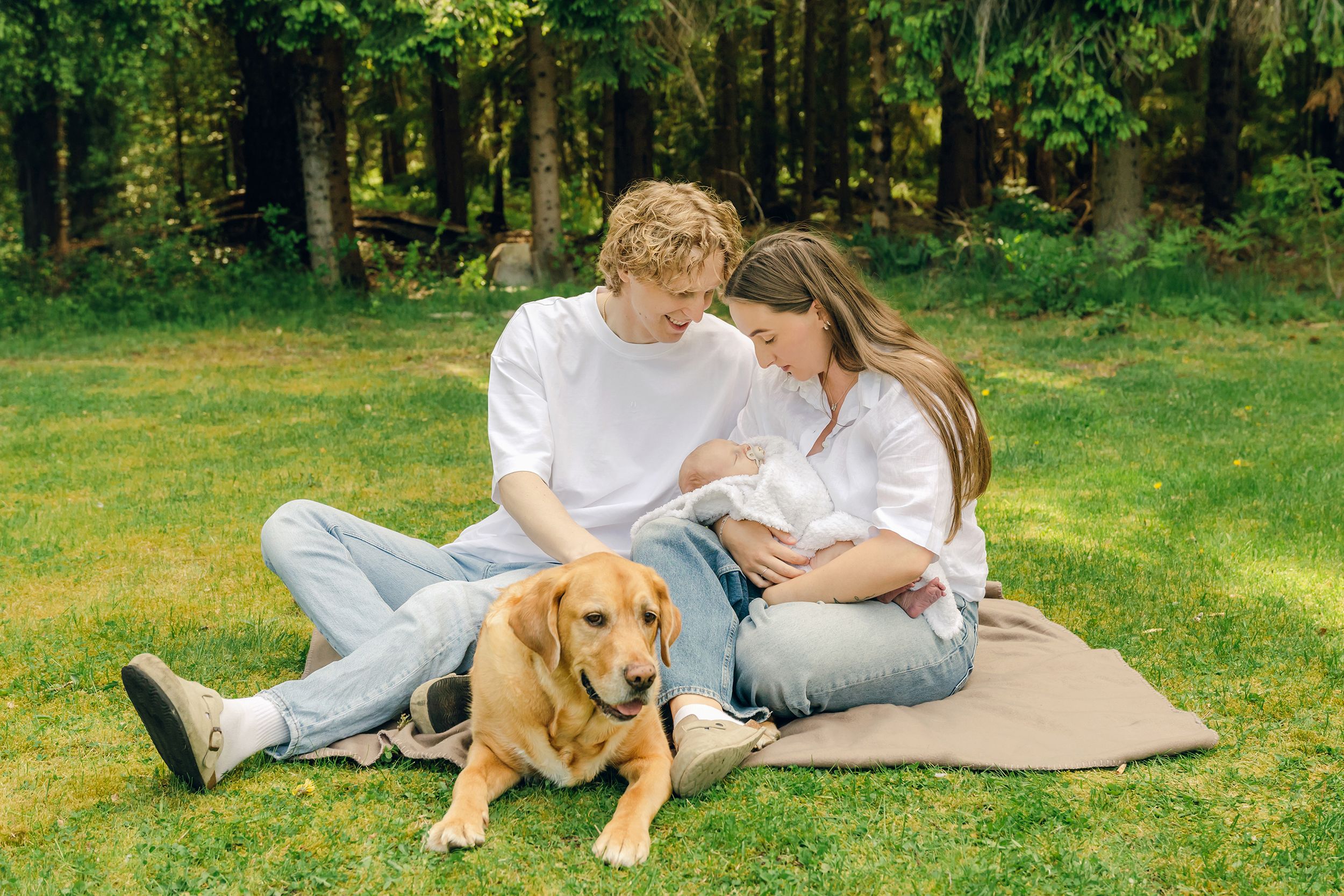 Familjefotografering på Hammarö med Victor, Jodie, Willow och lilla Oakley. Samt hunden Arlo. Fotograf Rebecca Nordin i Karlstad.