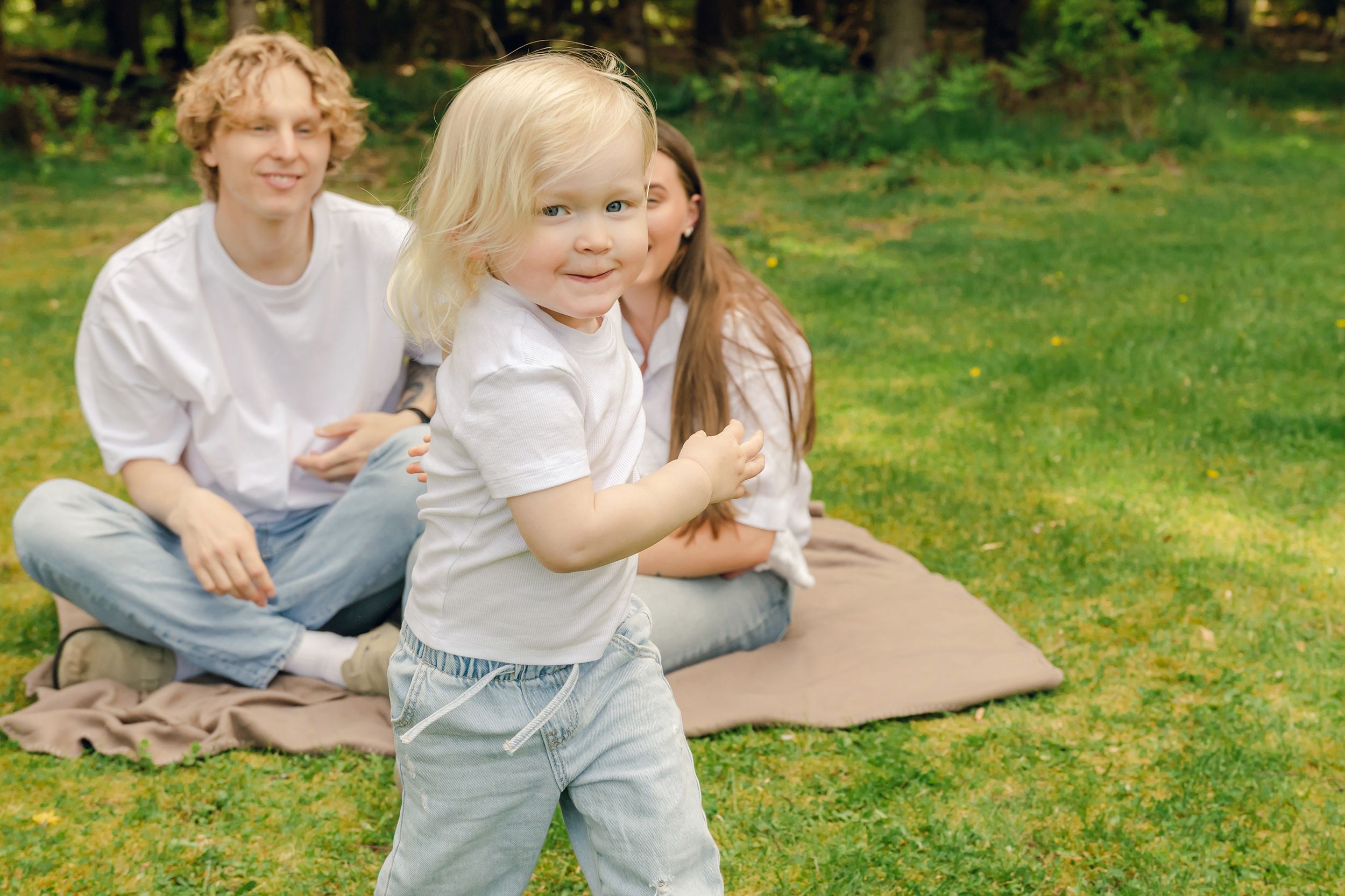 Familjefotografering på Hammarö med Victor, Jodie, Willow och lilla Oakley. Samt hunden Arlo. Fotograf Rebecca Nordin i Karlstad.