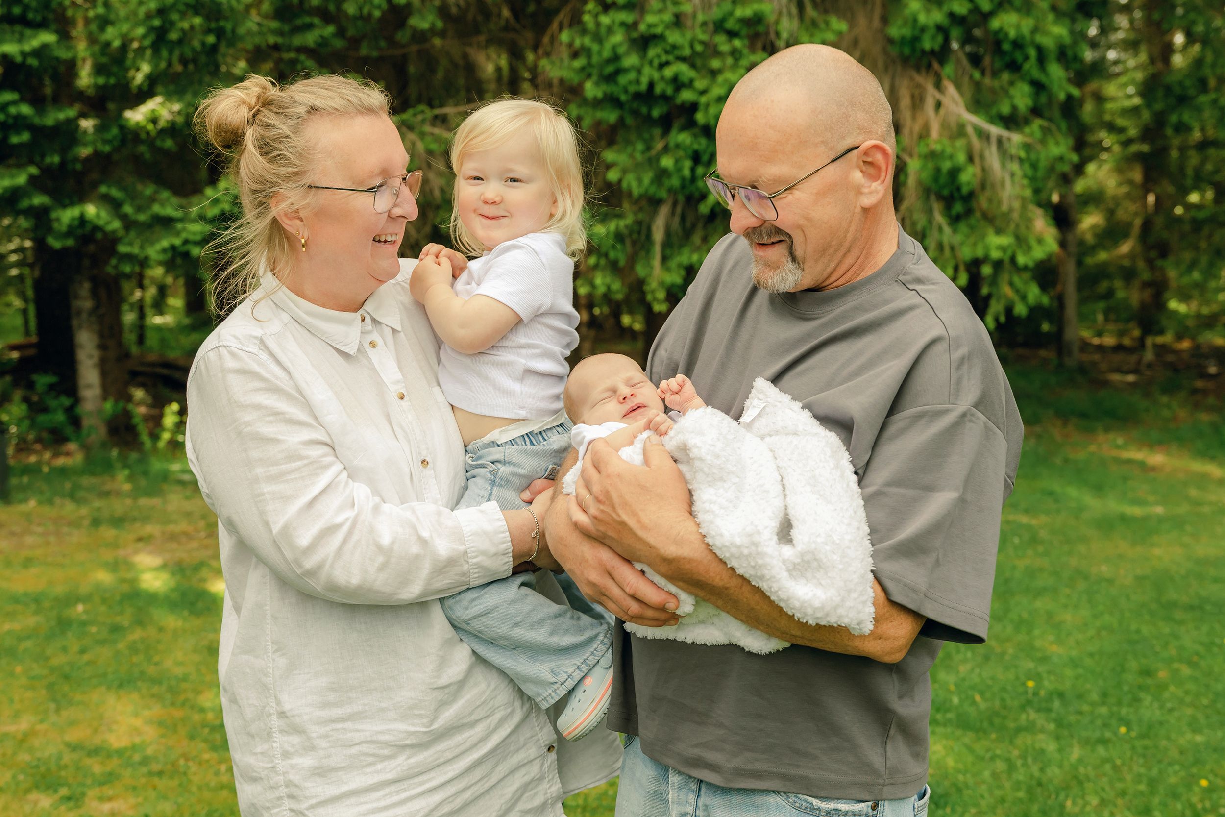 Familjefotografering på Hammarö med Victor, Jodie, Willow och lilla Oakley. Samt hunden Arlo. Fotograf Rebecca Nordin i Karlstad.