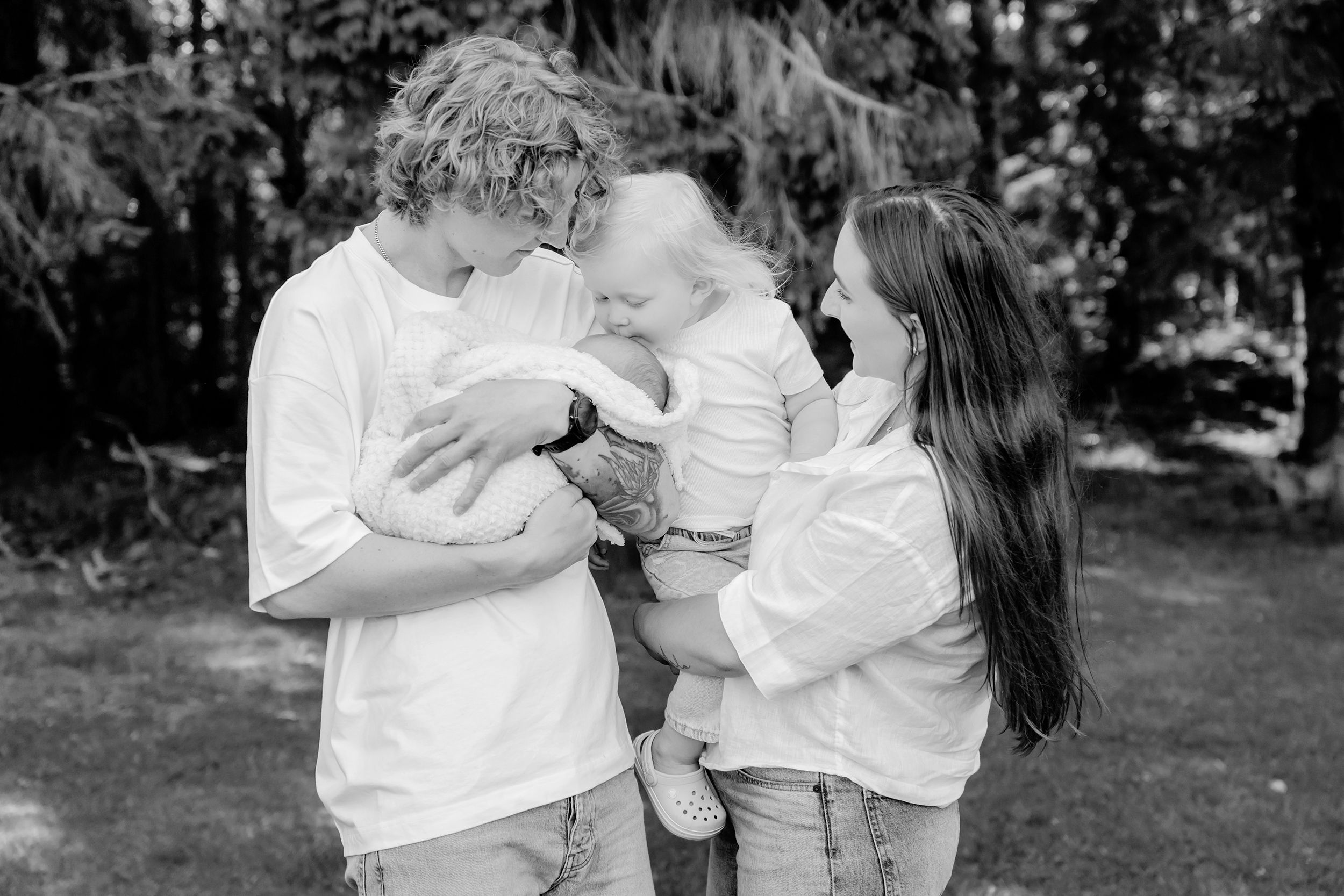Familjefotografering på Hammarö med Victor, Jodie, Willow och lilla Oakley. Samt hunden Arlo. Fotograf Rebecca Nordin i Karlstad.