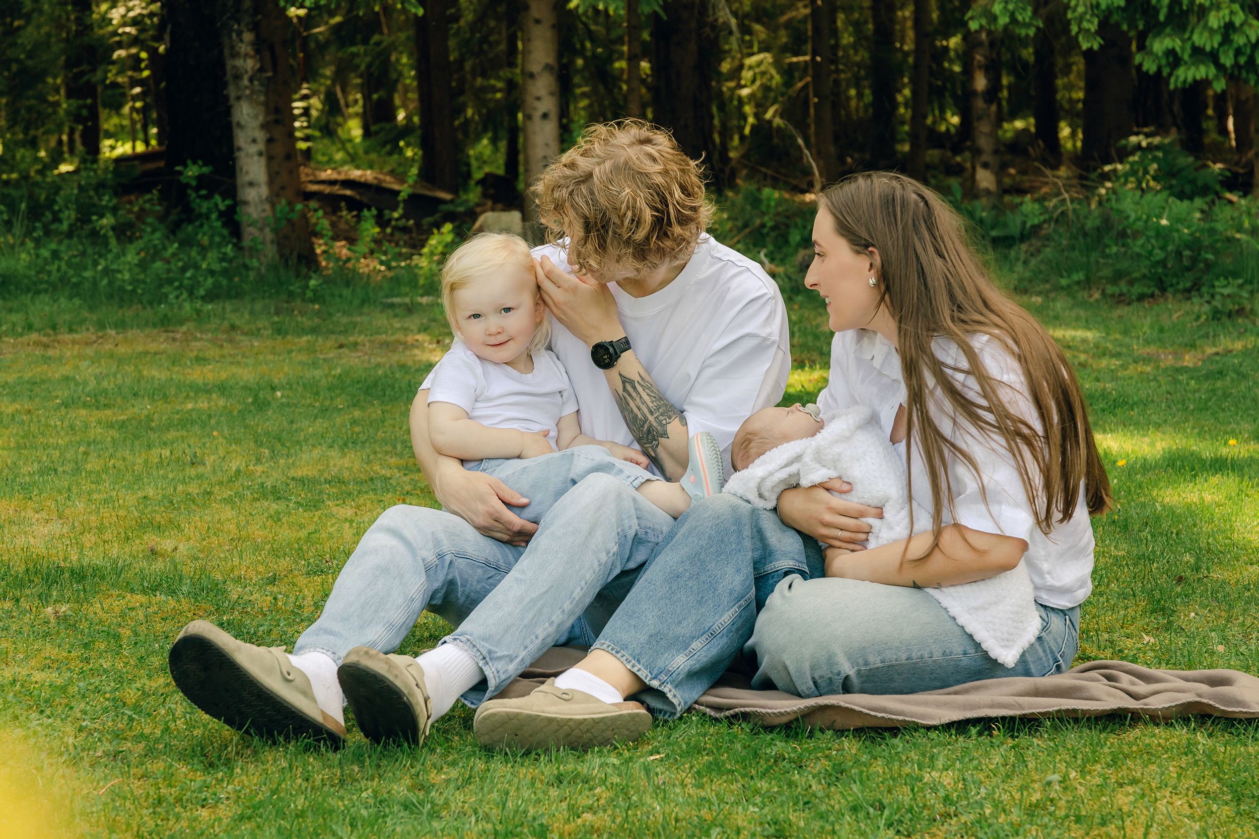 Familjefotografering på Hammarö med Victor, Jodie, Willow och lilla Oakley. Samt hunden Arlo. Fotograf Rebecca Nordin i Karlstad.
