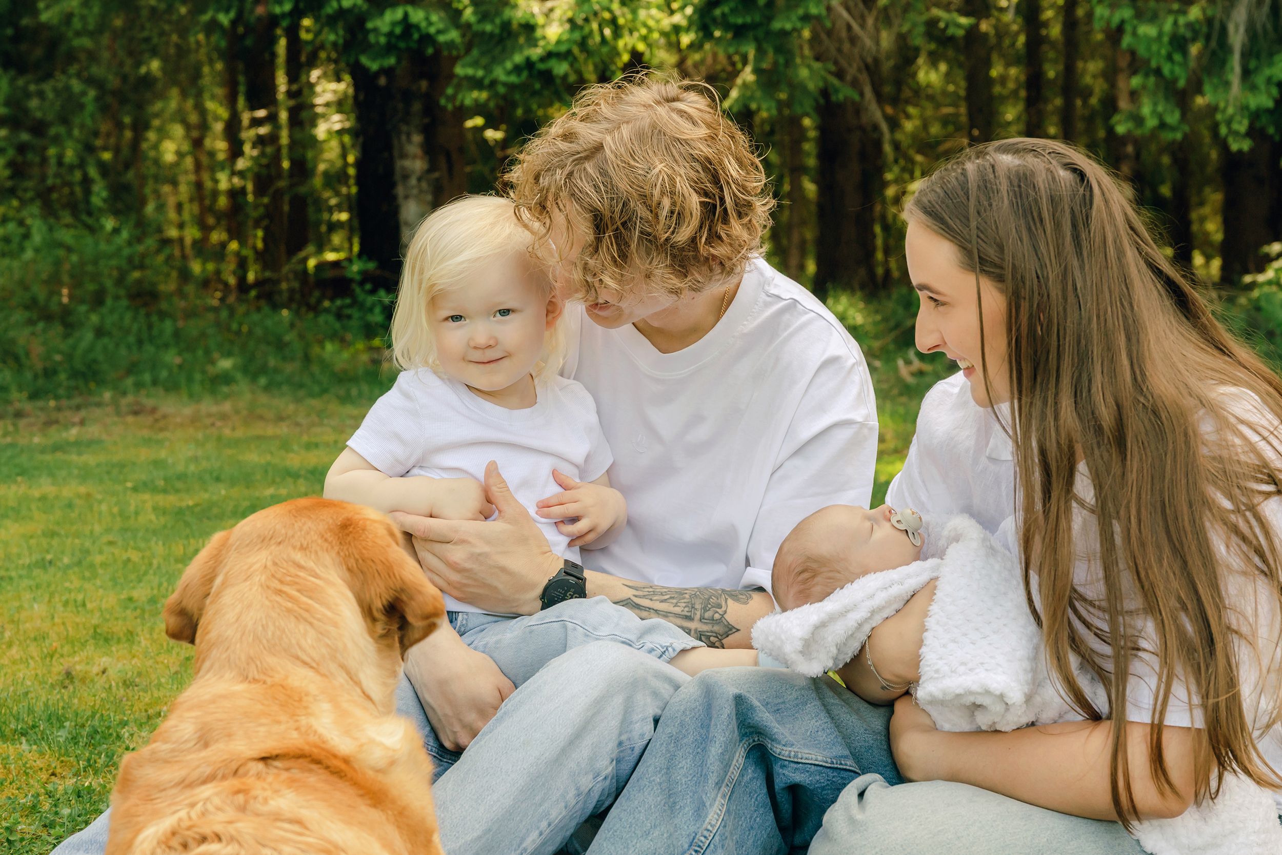 Familjefotografering på Hammarö med Victor, Jodie, Willow och lilla Oakley. Samt hunden Arlo. Fotograf Rebecca Nordin i Karlstad.