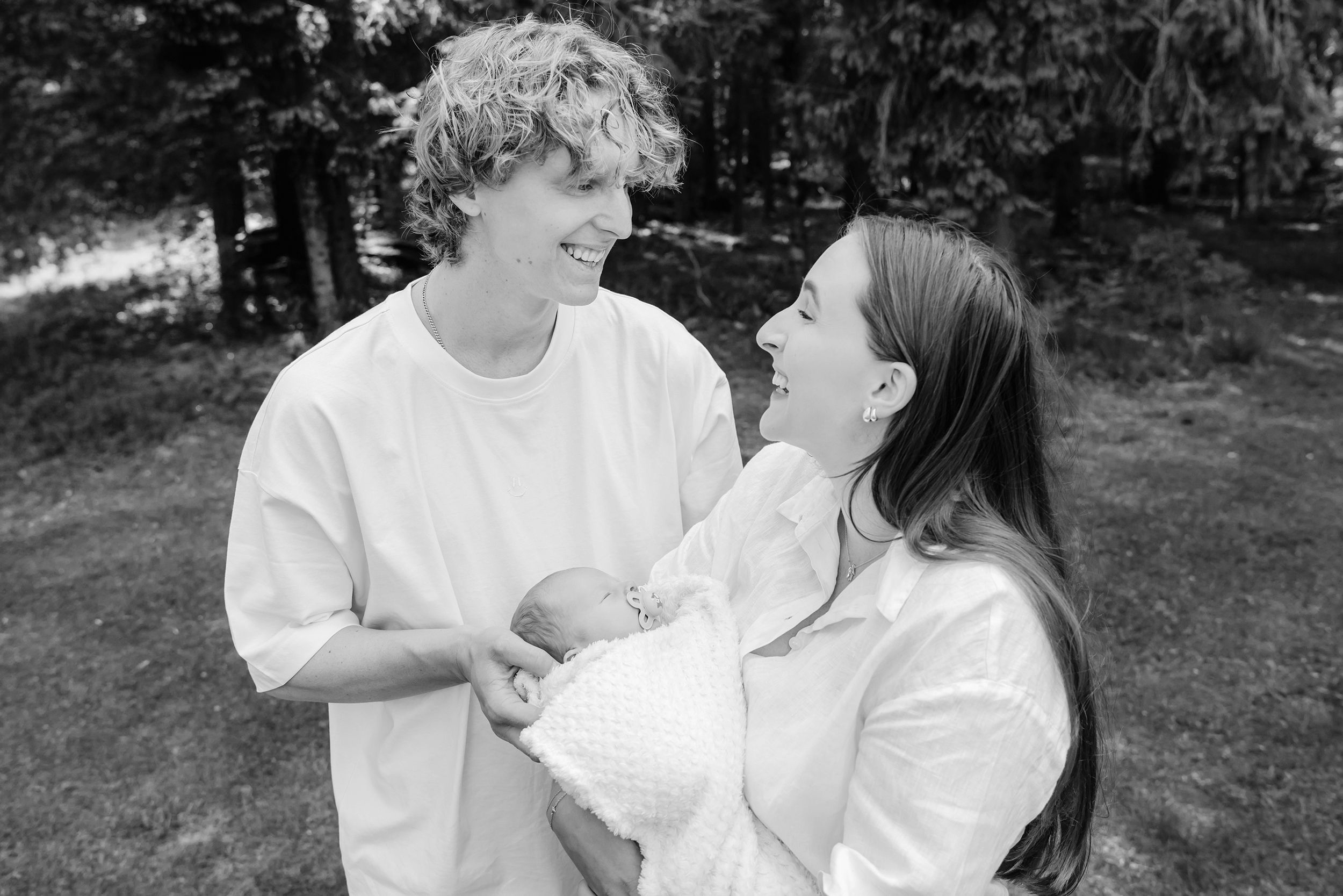 Familjefotografering på Hammarö med Victor, Jodie, Willow och lilla Oakley. Samt hunden Arlo. Fotograf Rebecca Nordin i Karlstad.