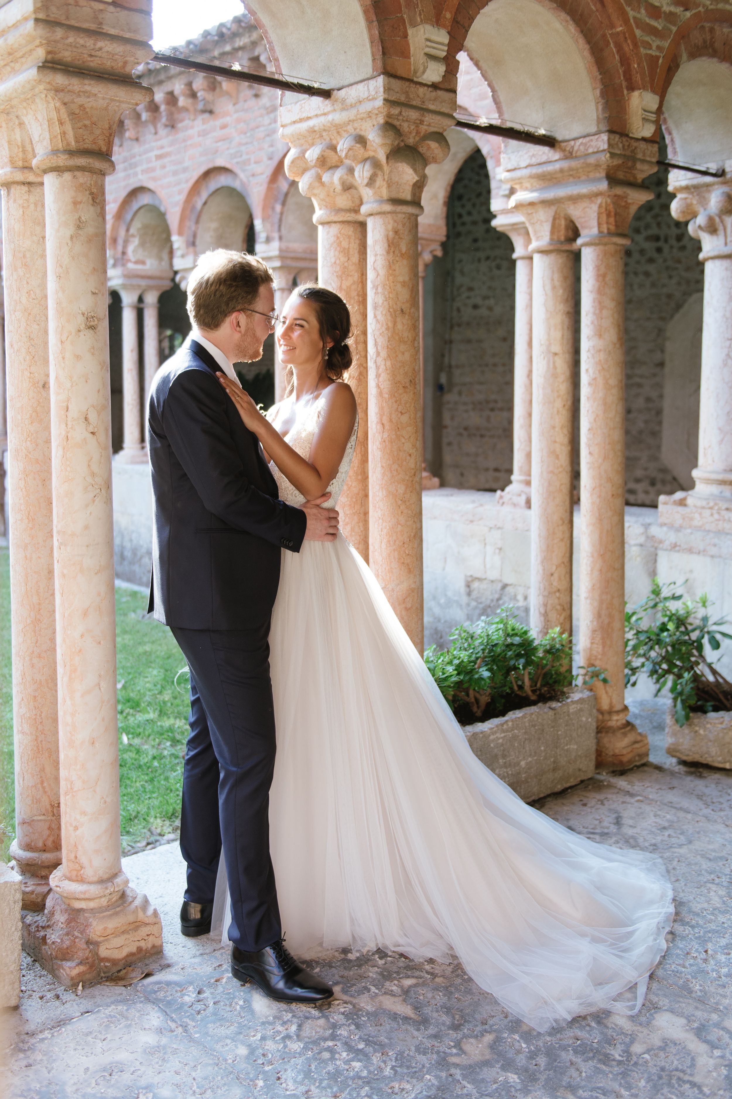 Romantic wedding portrait in Verona after a ceremony at Basilica di San Zeno