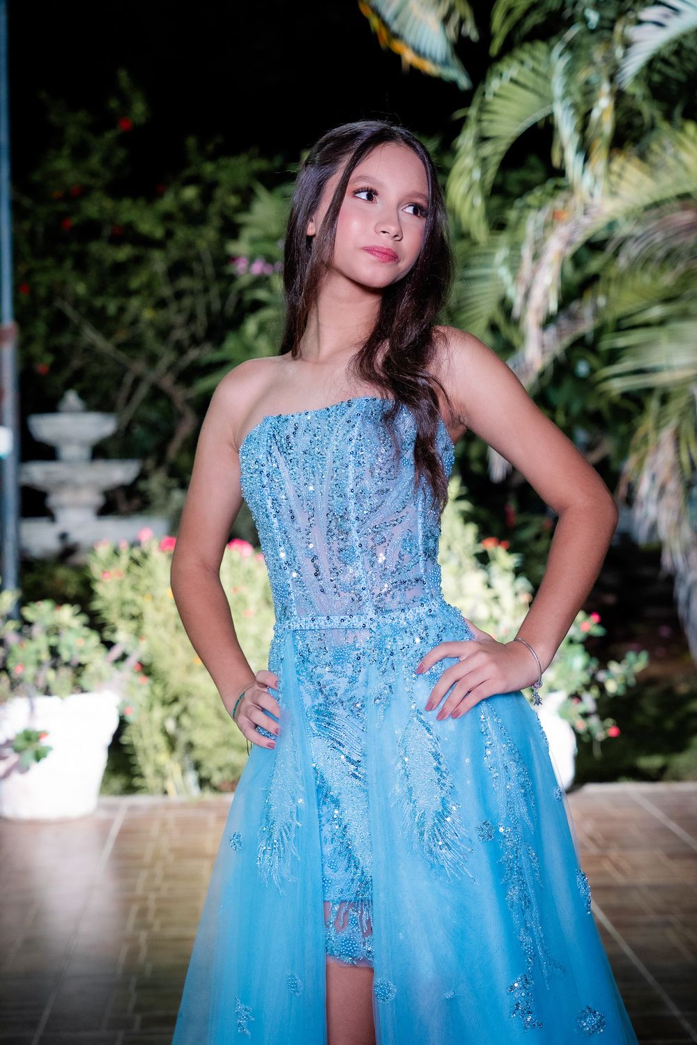 Imponente salón para quinceañeras con una sofisticada decoración de 15 años y diseño de luces en Valledupar.