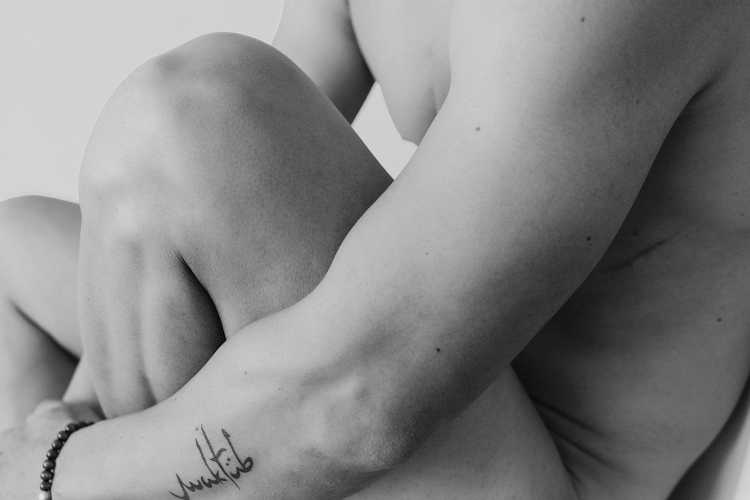 Fotografía boudoir masculino y retrato artístico en blanco y negro. Sesión fotográfica de autor bajo cita en el sur de la CDMX.