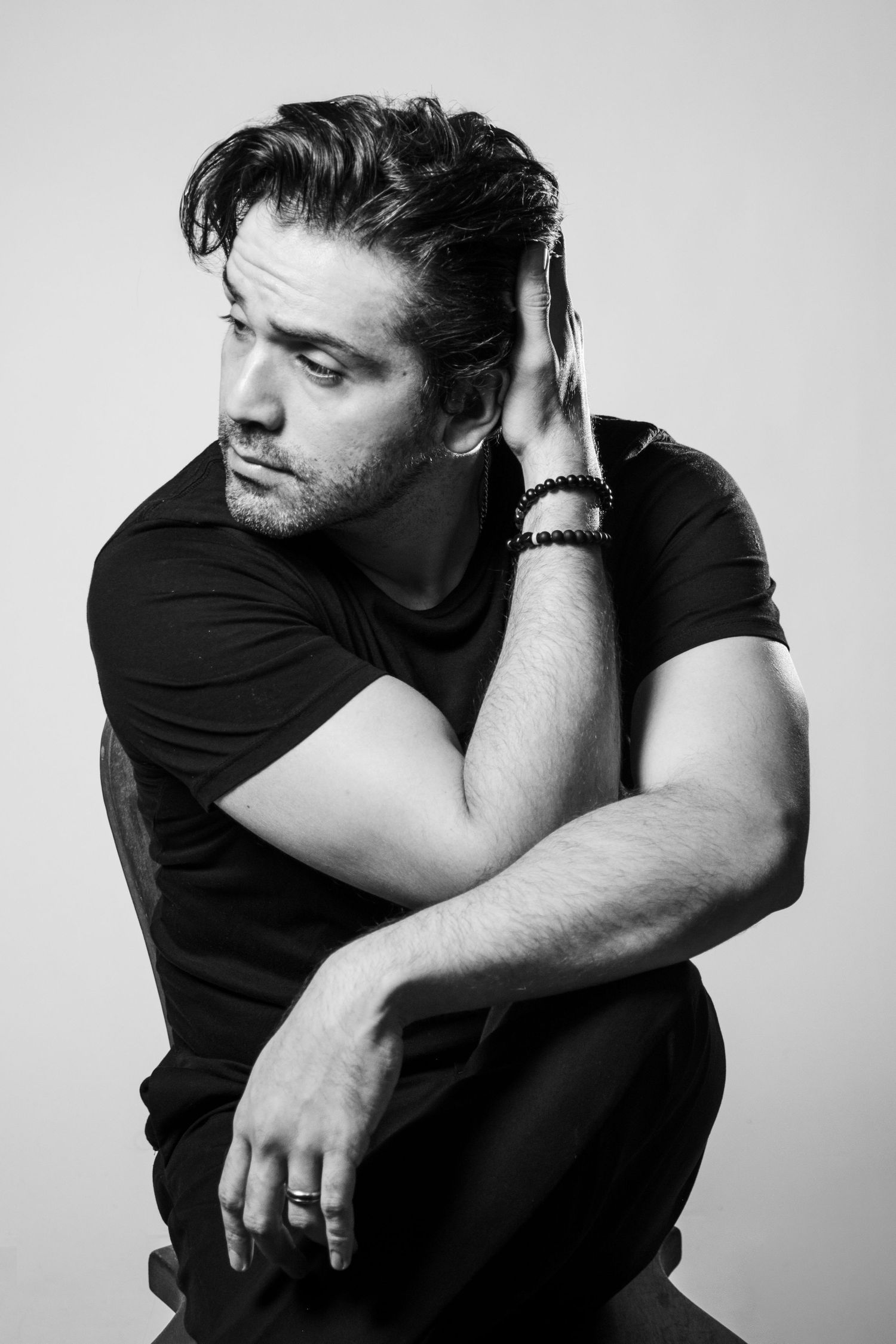 Retrato masculino editorial en blanco y negro. Sesión de fotos premium para marcas personales y artistas en el sur de la CDMX