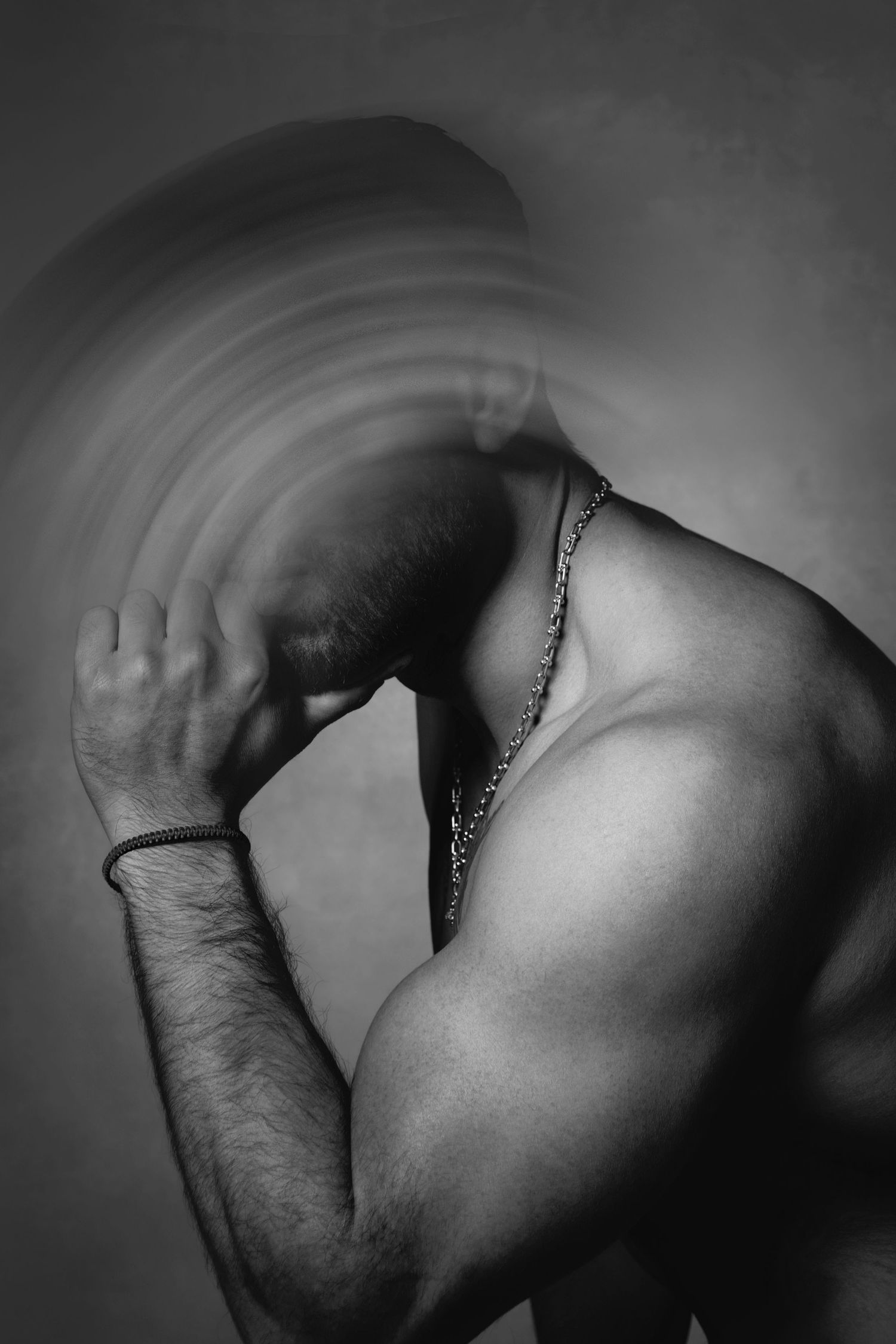 Retrato emocional y conceptual de autor en blanco y negro. Fotografía artística de alta gama en estudio en la CDM