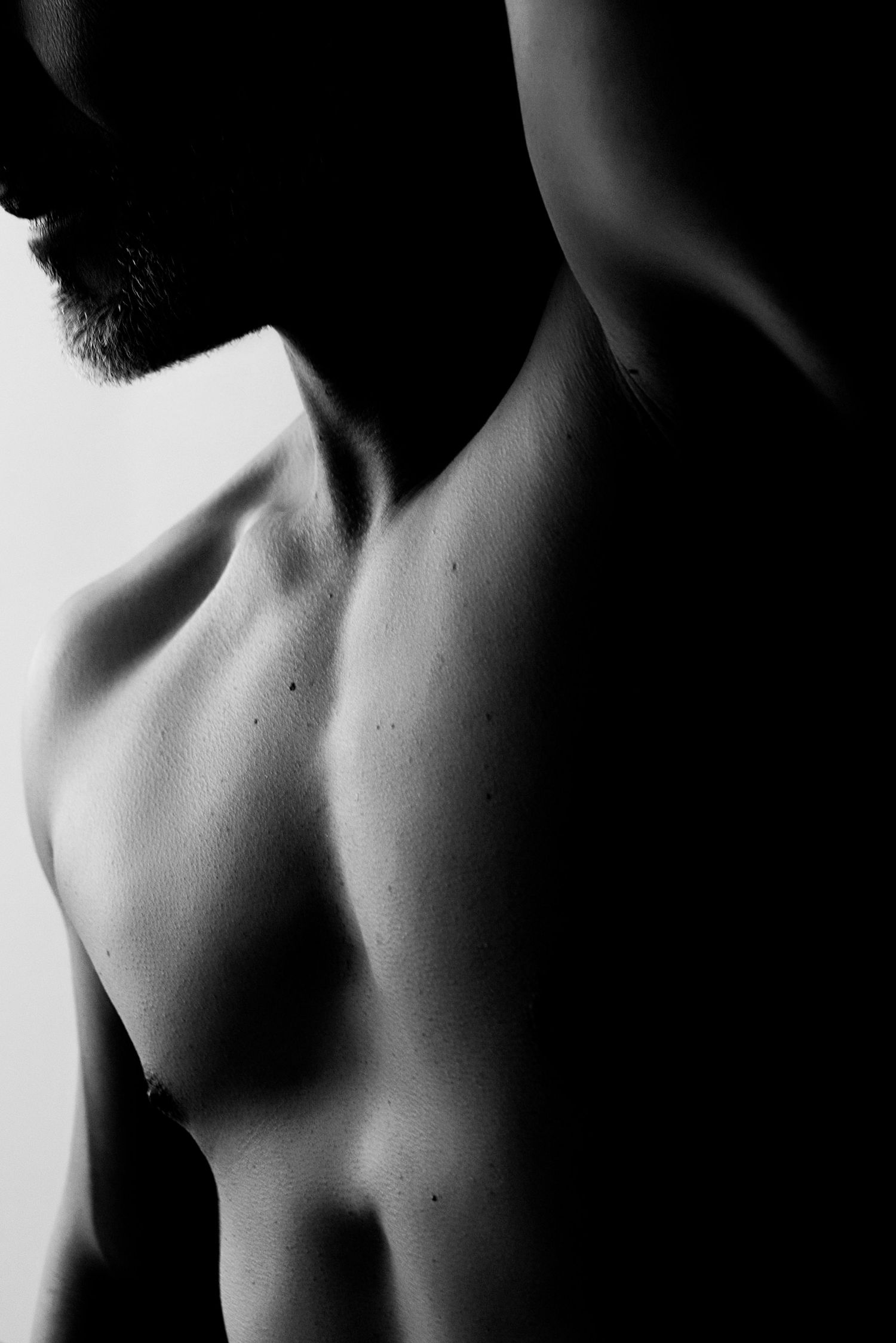 Fotografía conceptual corporal de autor en blanco y negro. Sesión fotográfica boudoir masculino