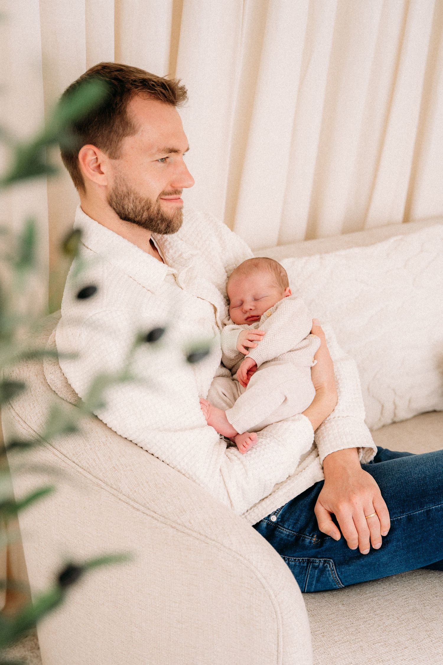 Pasgeborene tijdens een newbornshoot in fotostudio Edegem