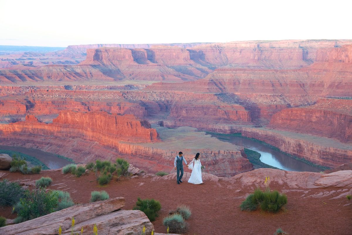 couple eloping at dead horse point state park