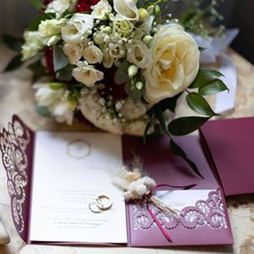 Photographe mariage à Lectoure – détails de papeterie élégante, alliances et bouquet fleuri en lumière naturelle - Laetitia KLOPOCKI