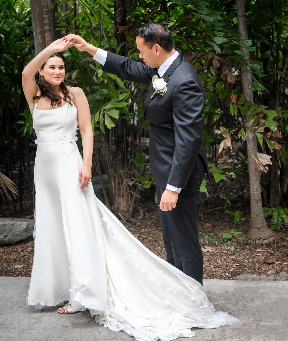 Luxury wedding décor with coastal elegance, expertly captured by Florida wedding photographers at Bahia Mar.