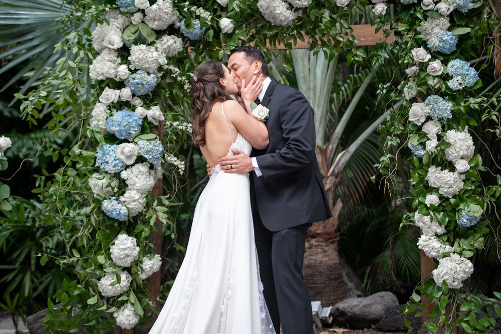 Close-up of the bride’s bouquet and dress, elegantly styled for a Florida destination wedding.