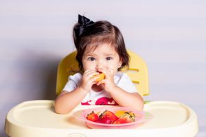 fotografia de retrato, fotografia de bebe comiendo frutas