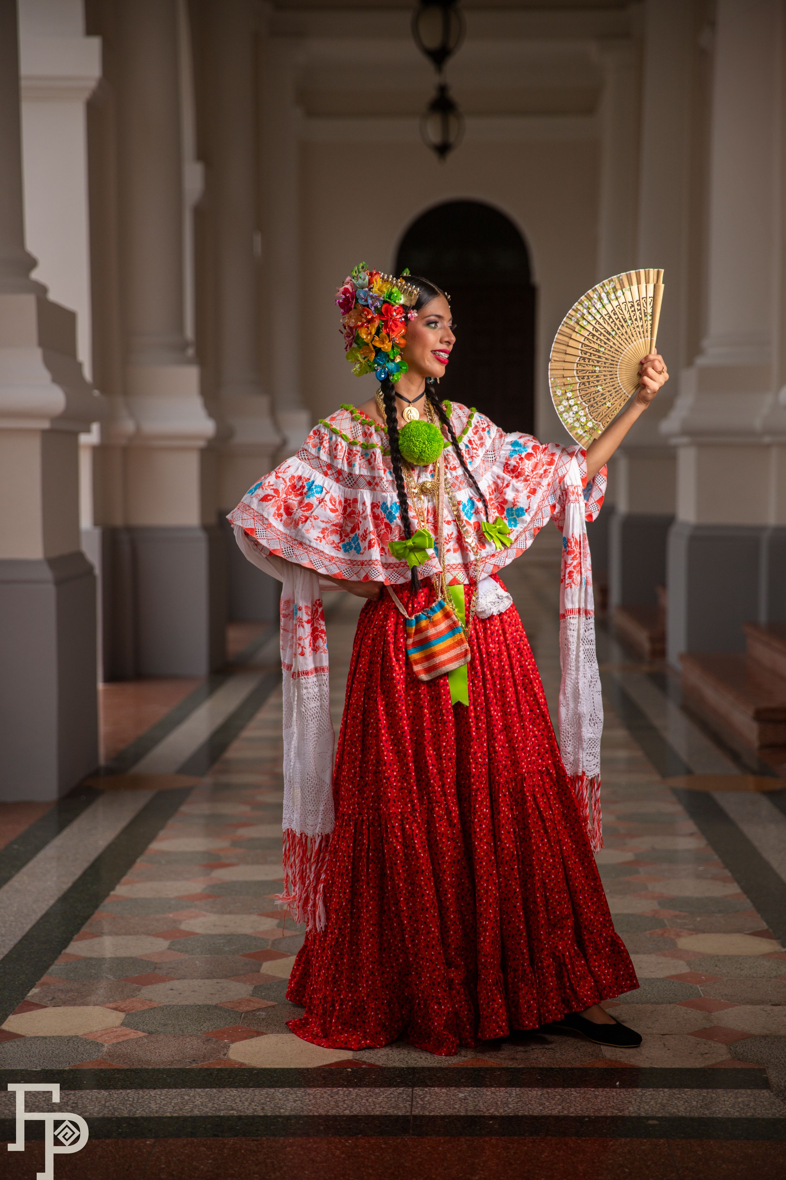 Mujer con pollera montuna santeña  sesión fotográfica en el teatro nacional de panama