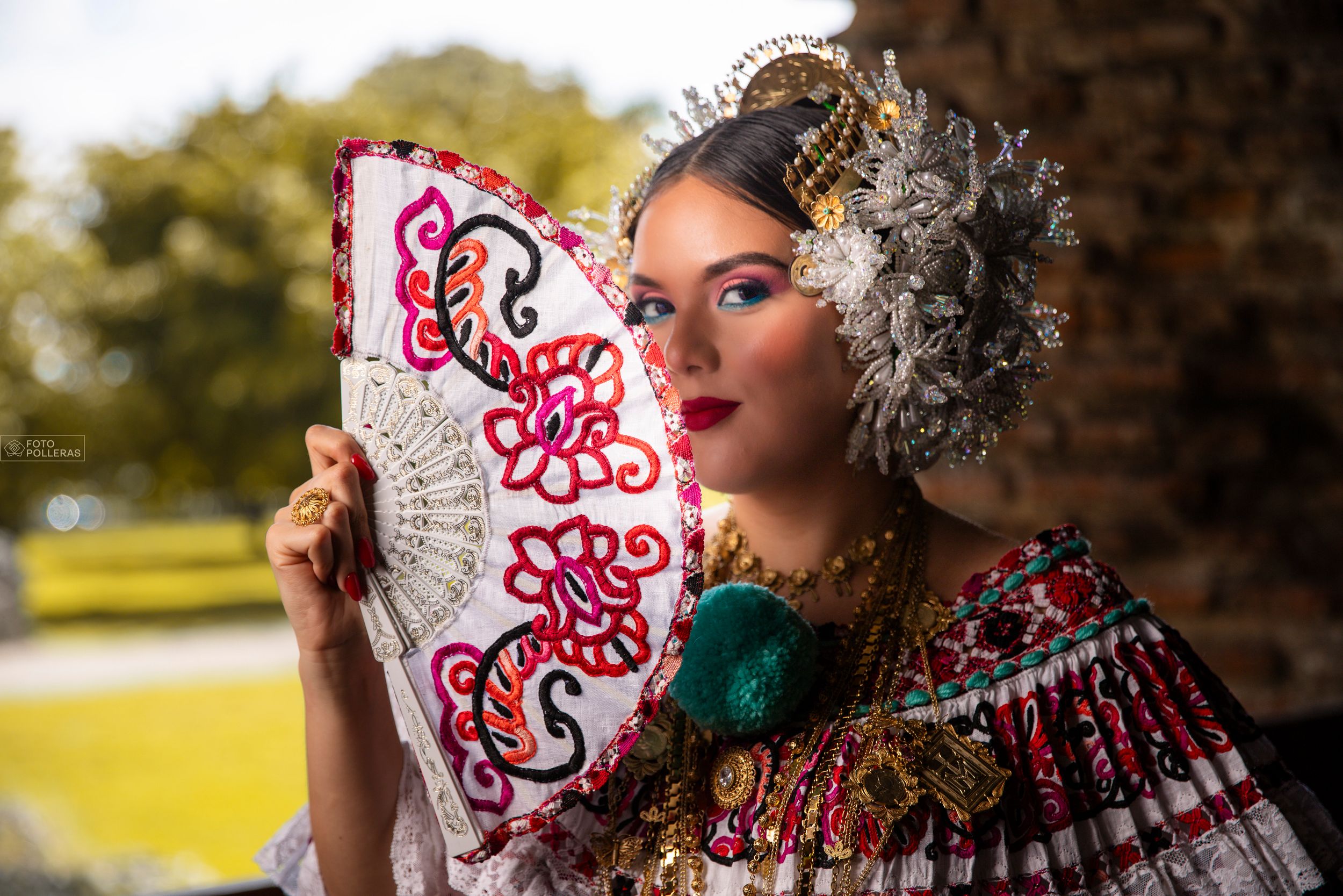 Mujer con pollera santeña de gala roja en sesión fotográfica en panama la vieja
