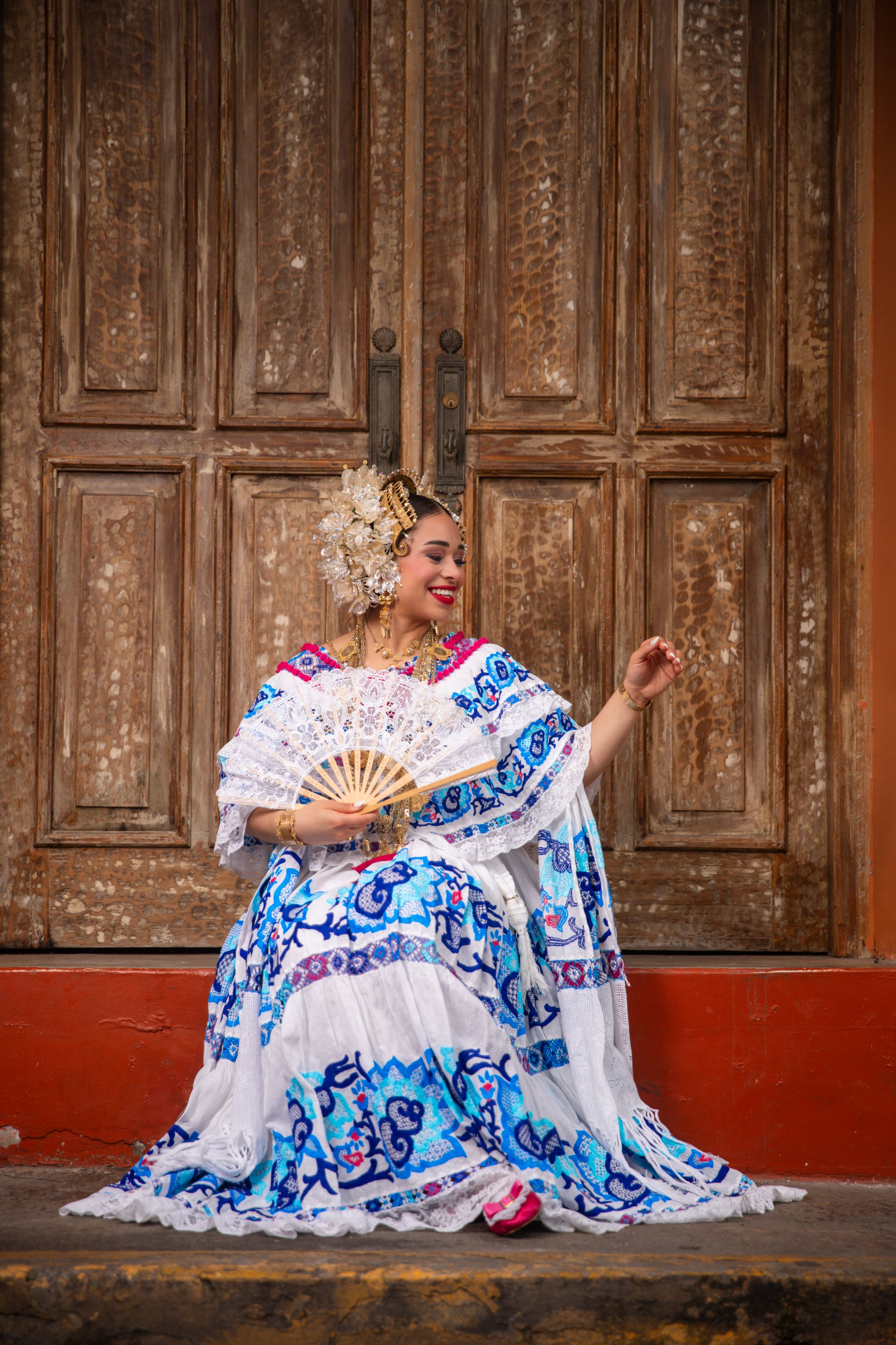 Mujer con pollera santeña de gala en sesión fotográfica en el casco viejo