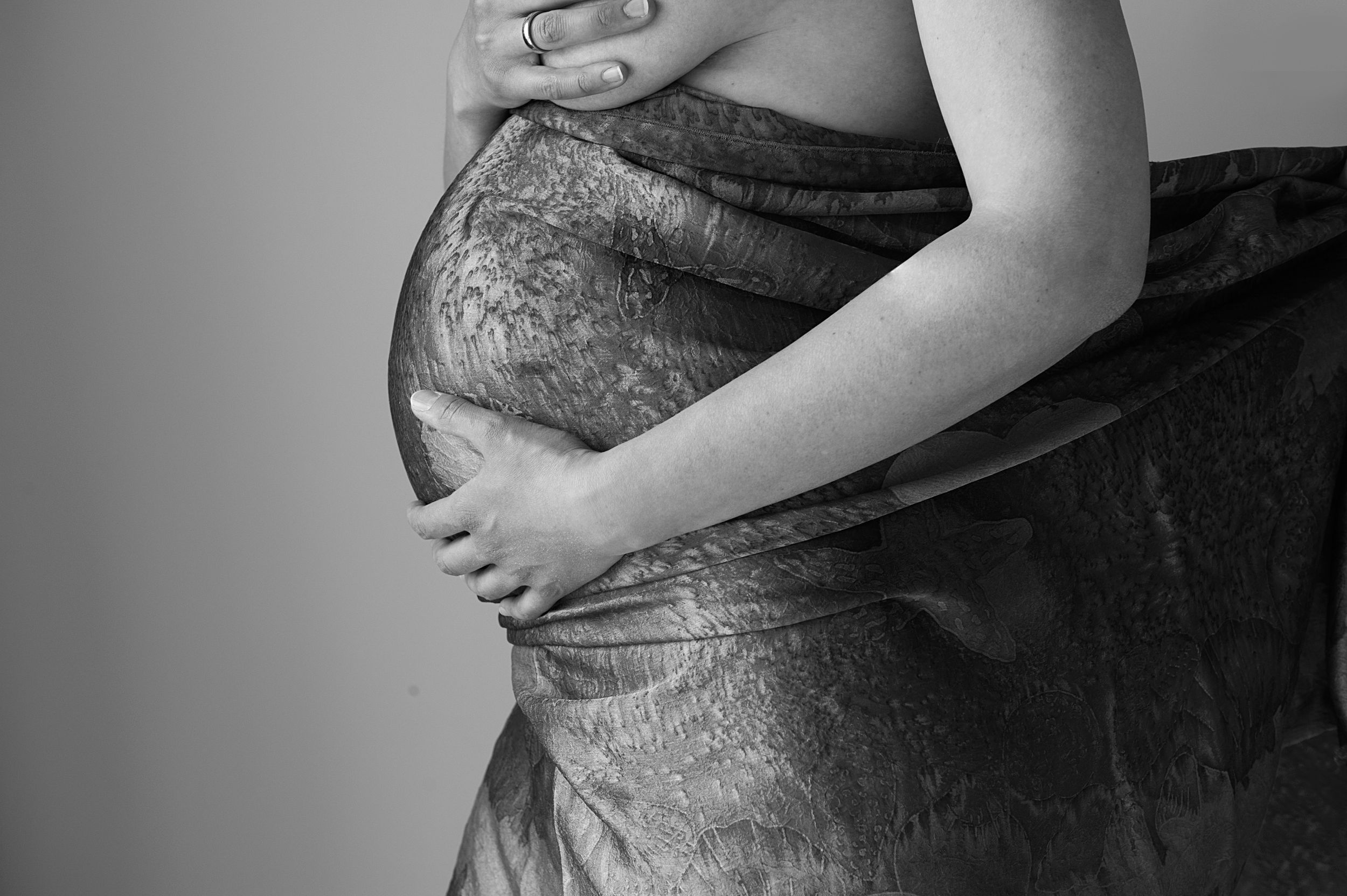 Black and white photo of growing baby bump. Captured by maternity photographer based in Toronto, Ontario Phoebe Lee Photo.