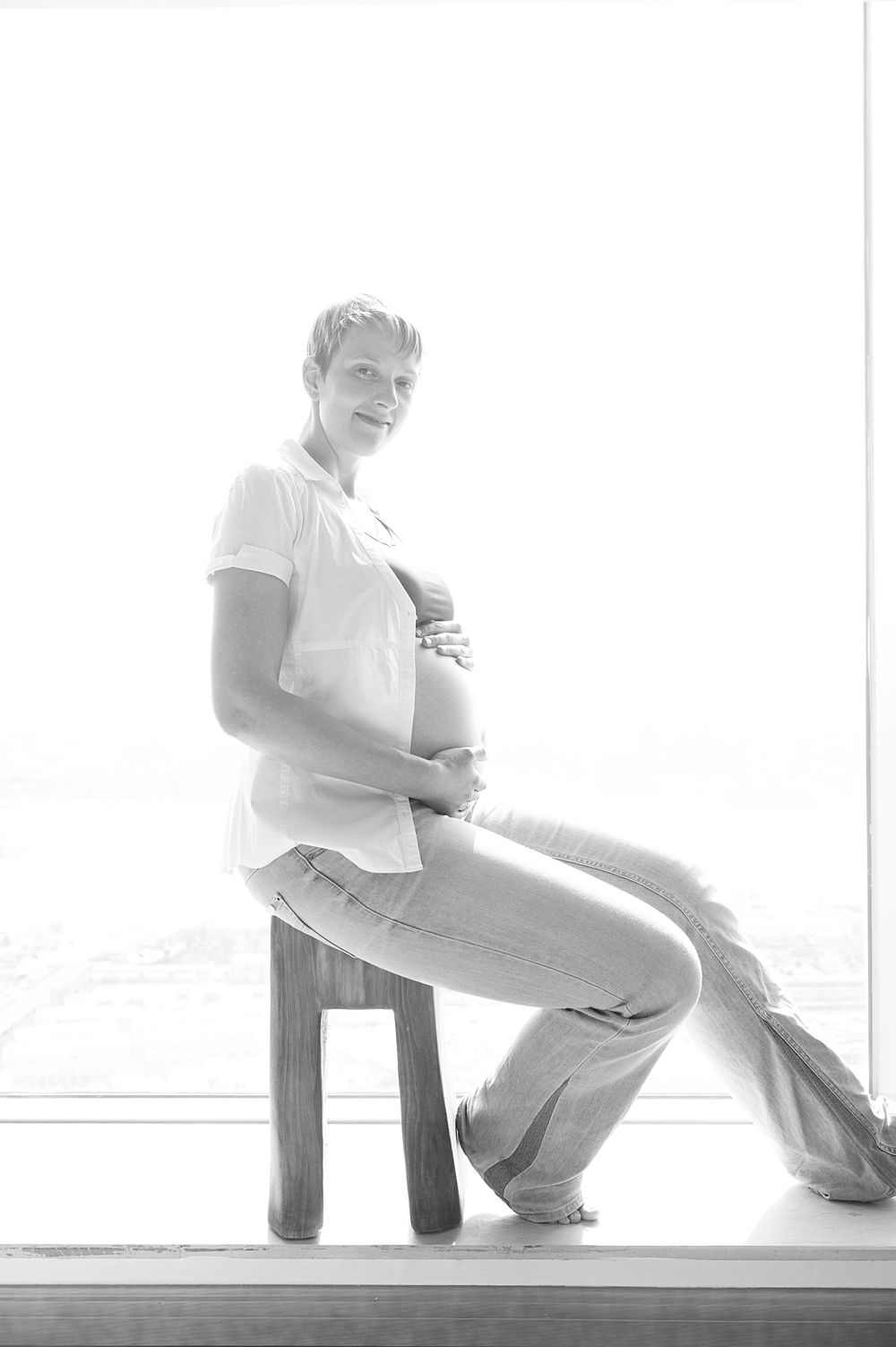 Backlit natural light maternity photo captured by Phoebe Lee Photo from Toronto, Ontario.