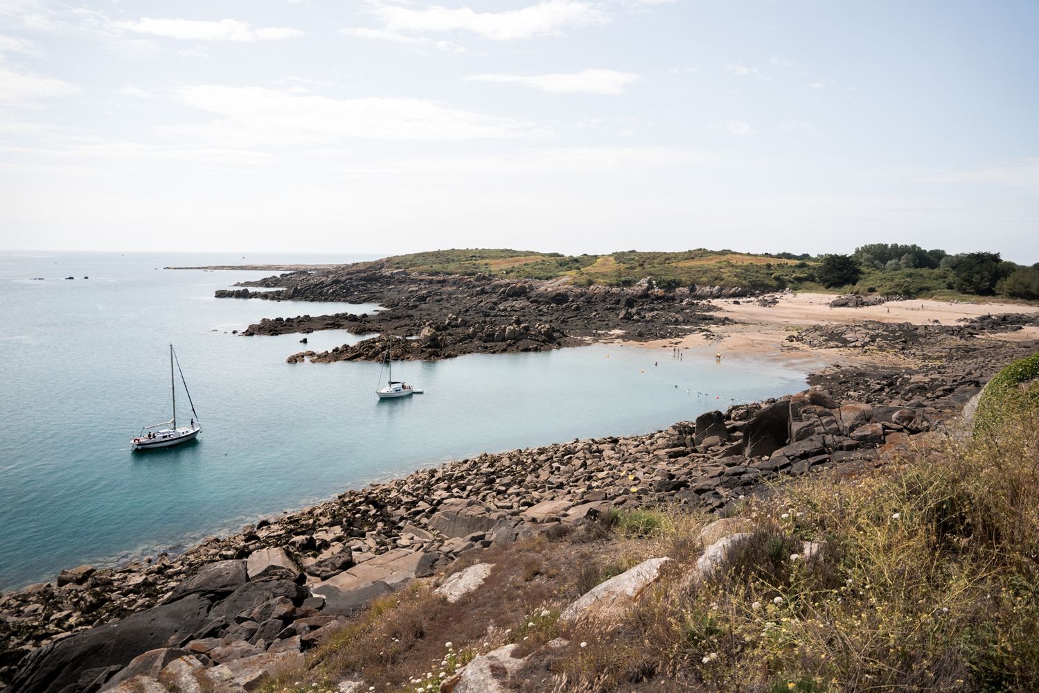 Plage et bateau sur l'île chausey et son archipel dans le département de la Manche en Normandie