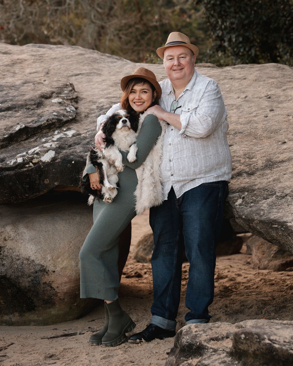 parents-with-their-dog-during-a-family-photoshoot-in-sydney