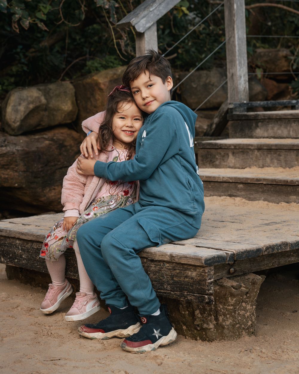 sweet-moment-while-sibilings-hugging-during-family-photoshoot-in-Sydney