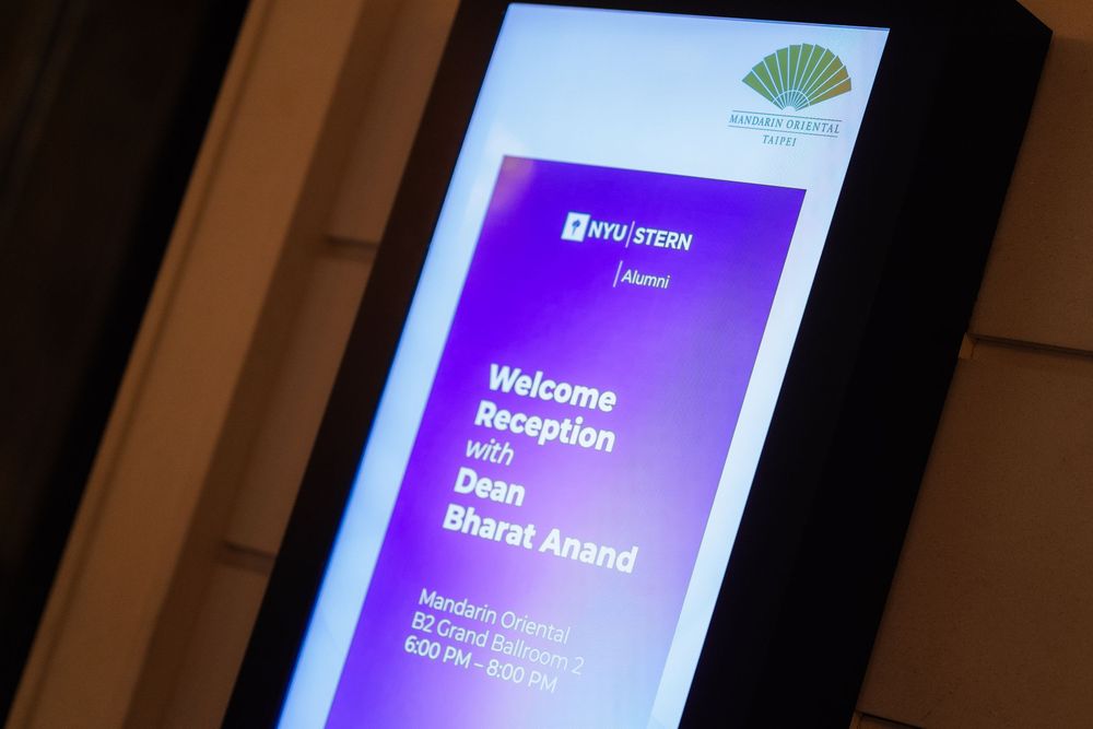 A presentation slide with the Mandiant logo and welcome text displayed on a purple screen.