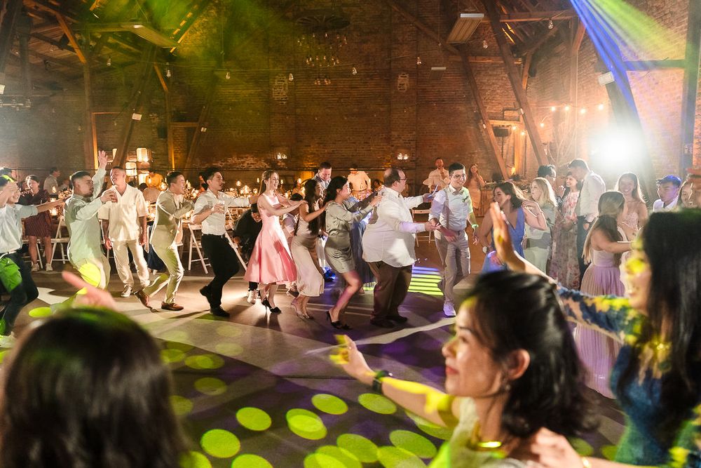 Hochzeitsparty in der historischen Kornscheune Orr in Pulheim bei Köln mit Hochzeits-Dj Markus Engels.