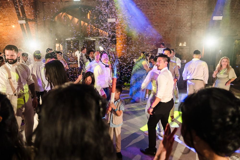 Hochzeitsparty in der historischen Kornscheune Orr in Pulheim bei Köln mit Hochzeits-Dj Markus Engels.