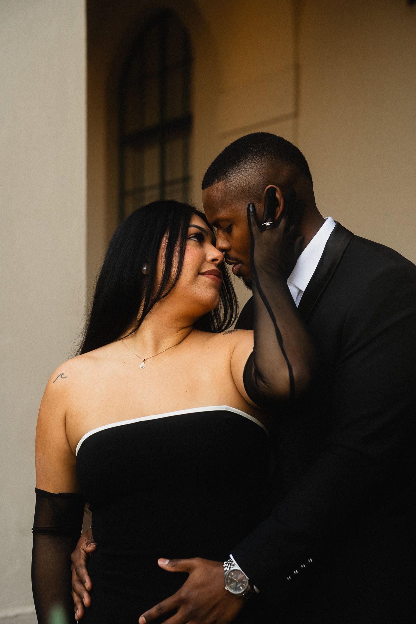 Yvonne & Sam going for a kiss at Pasadena City Hall Engagement Photoshoot | FrancisCinema
