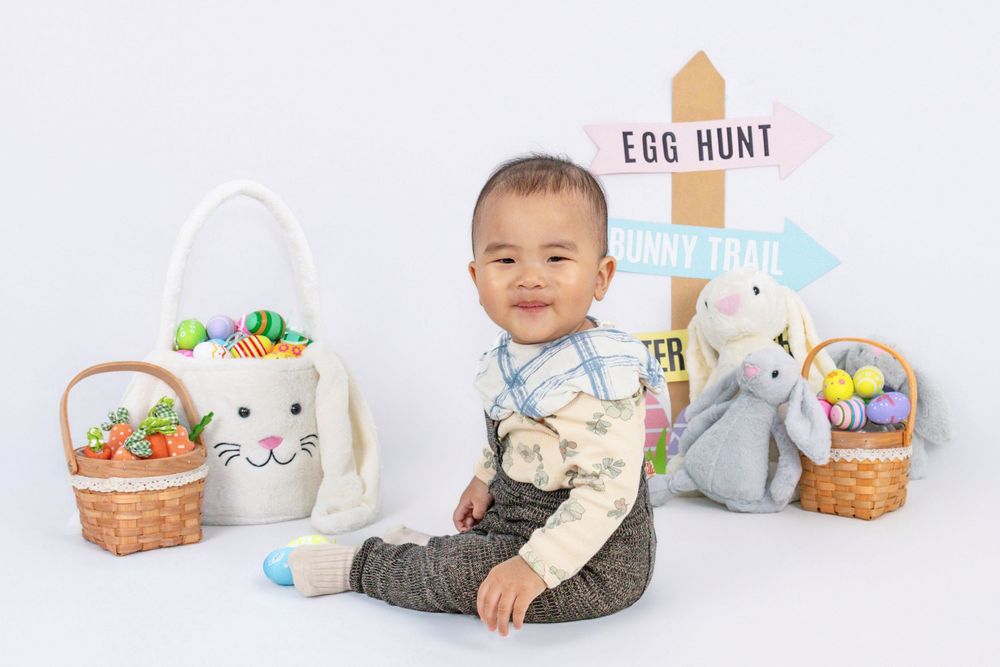 Different themes every month, every holiday! Hop over for an Easter mini session—affordable, fast, and packed with creativity.
