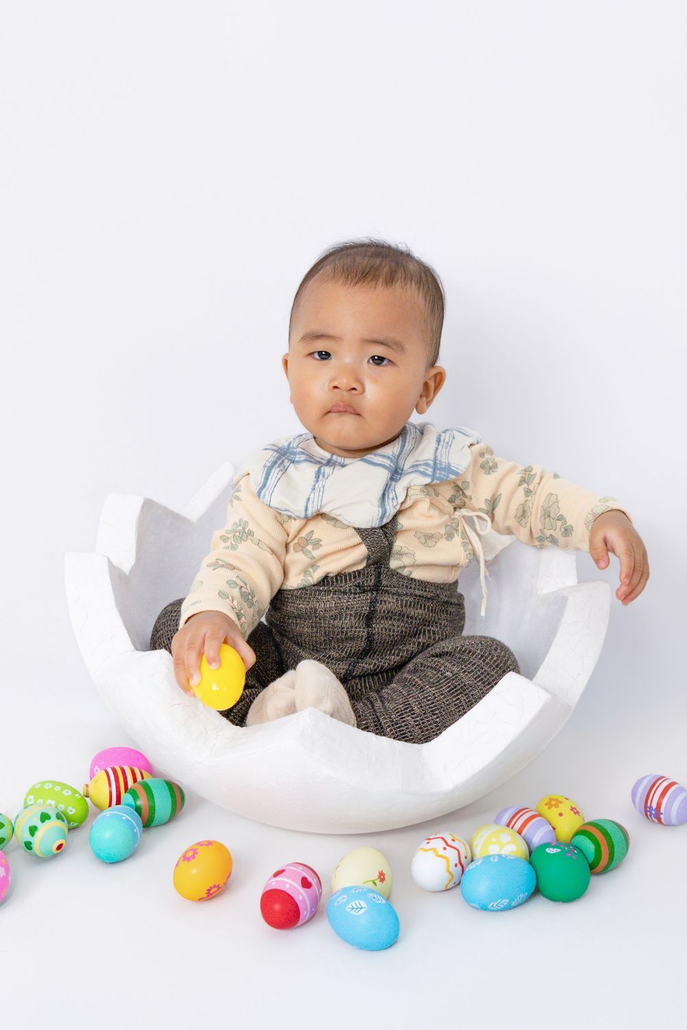 Little one = happy, parents = comfortable. Affordable Easter-themed minis that move quickly so dad feels relaxed (and mom gets it all!).