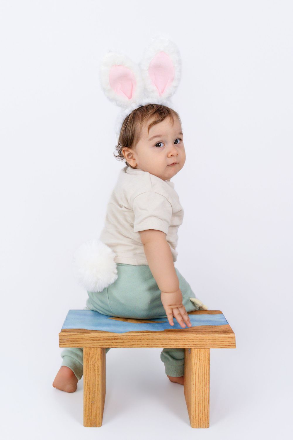 No awkward posing for long—Easter mini sessions are quick and dad-friendly. Candid moments, creative sets, and affordable pricing!