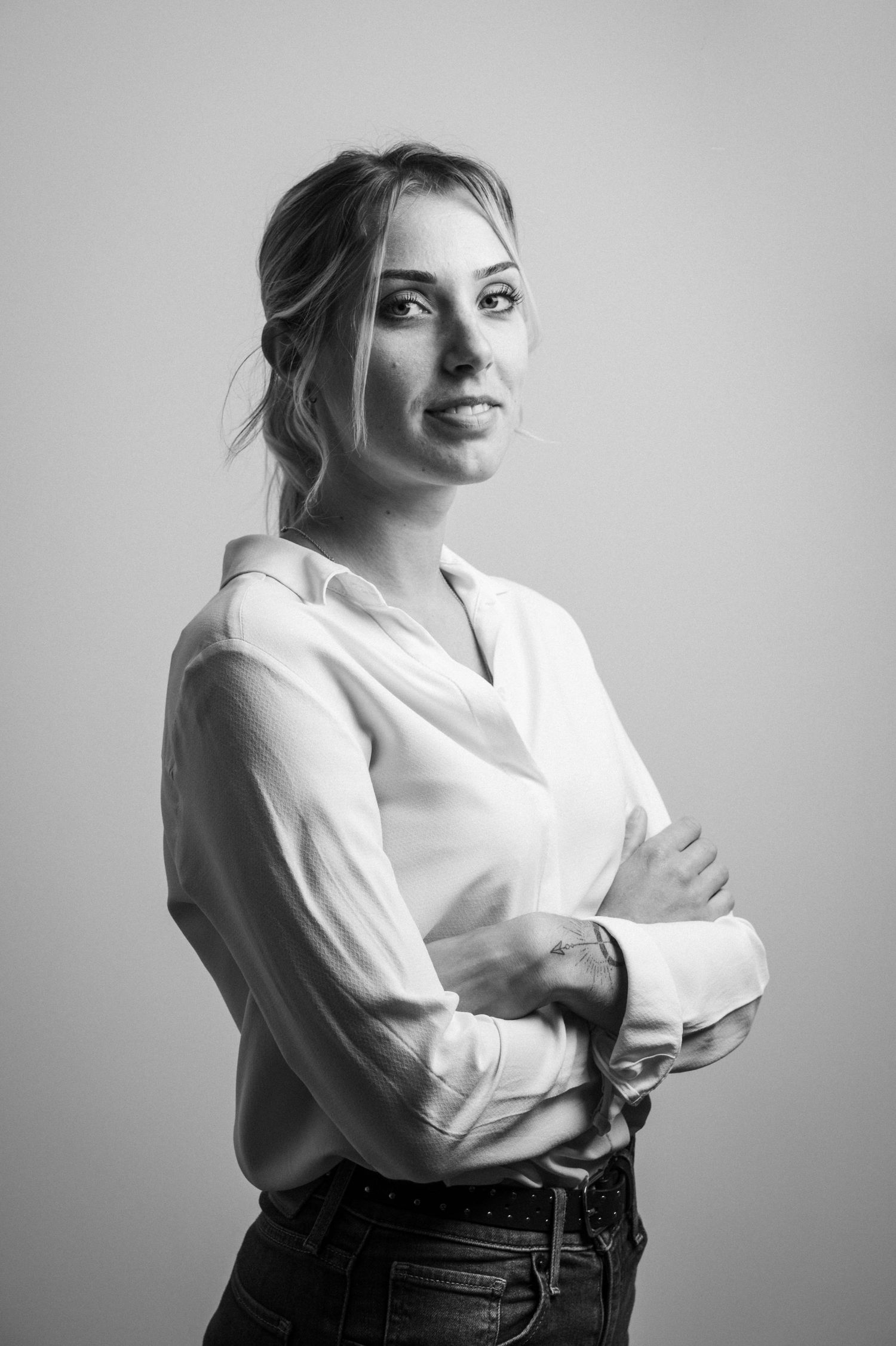 portrait corporate professionnel en Alsace homme dirigeant regard caméra fond neutre