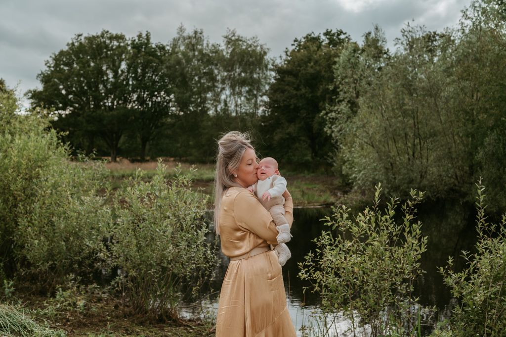 Melissa Stuer Photography Moederschapsfotograaf Moerbeke Oost-Vlaanderen newborn fotoshoot - mama en baby zoon