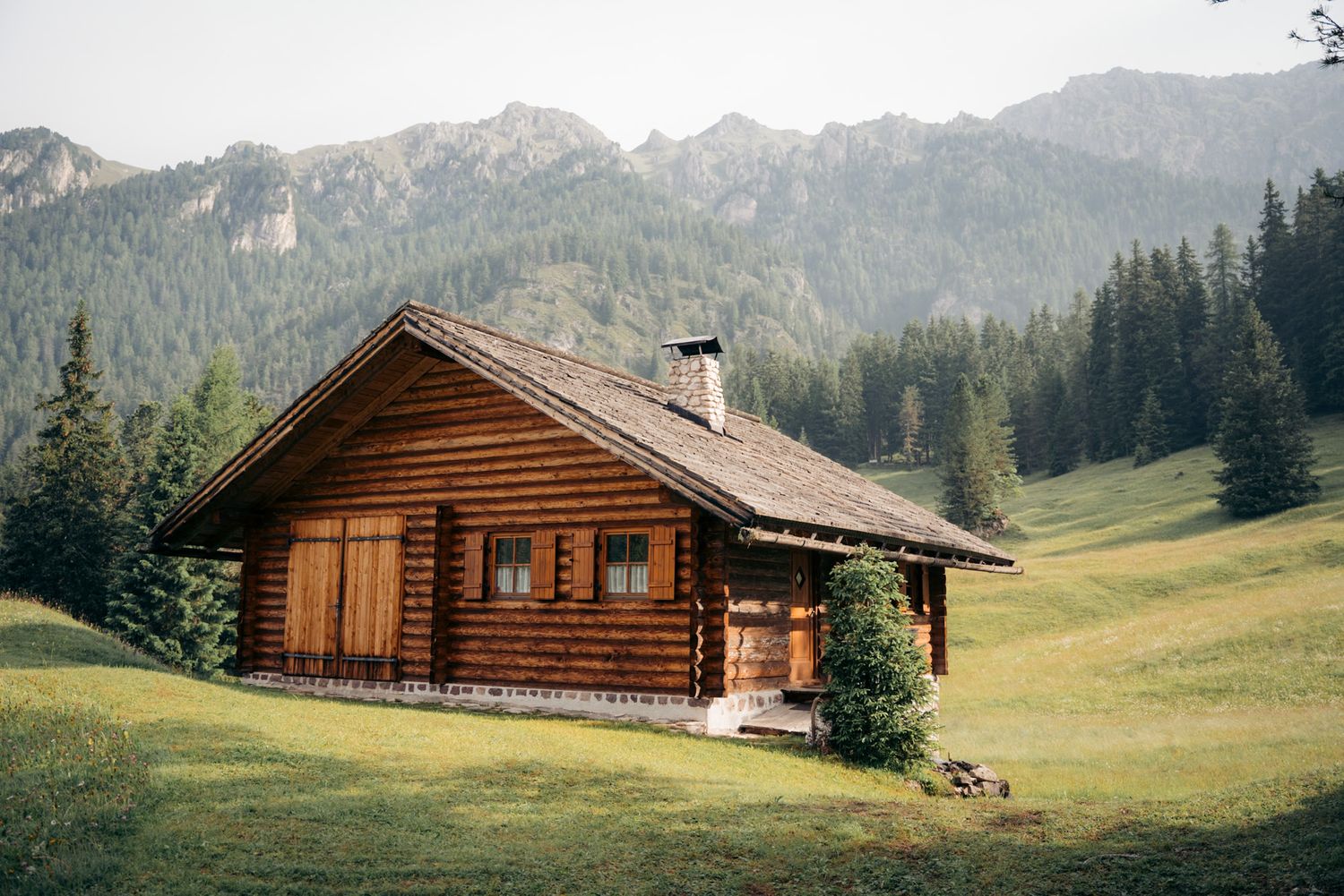 chalet en bois val di funes au milieu des alpages