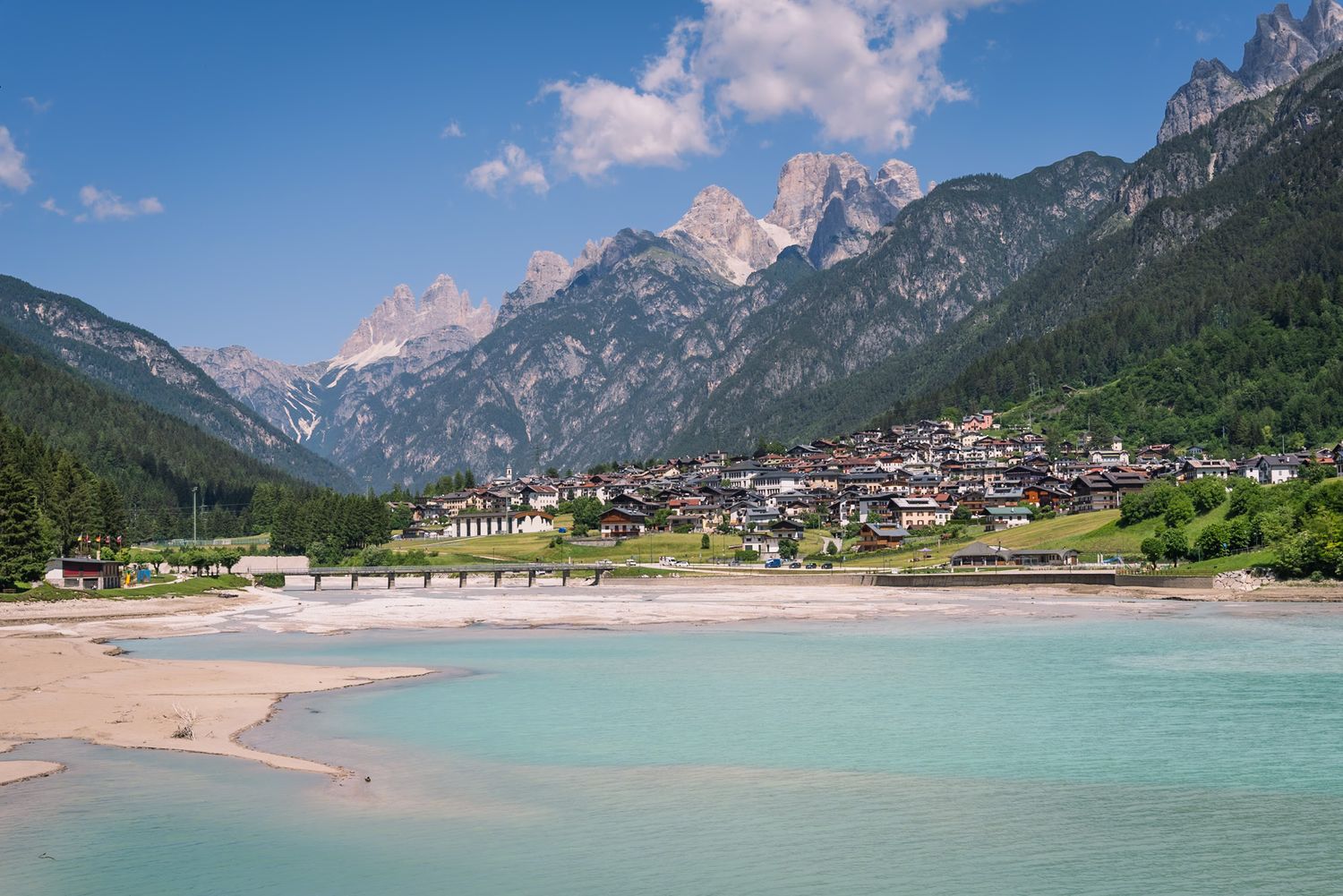 lago di auronzo avec son village et le lac turquoise dans les dolomites