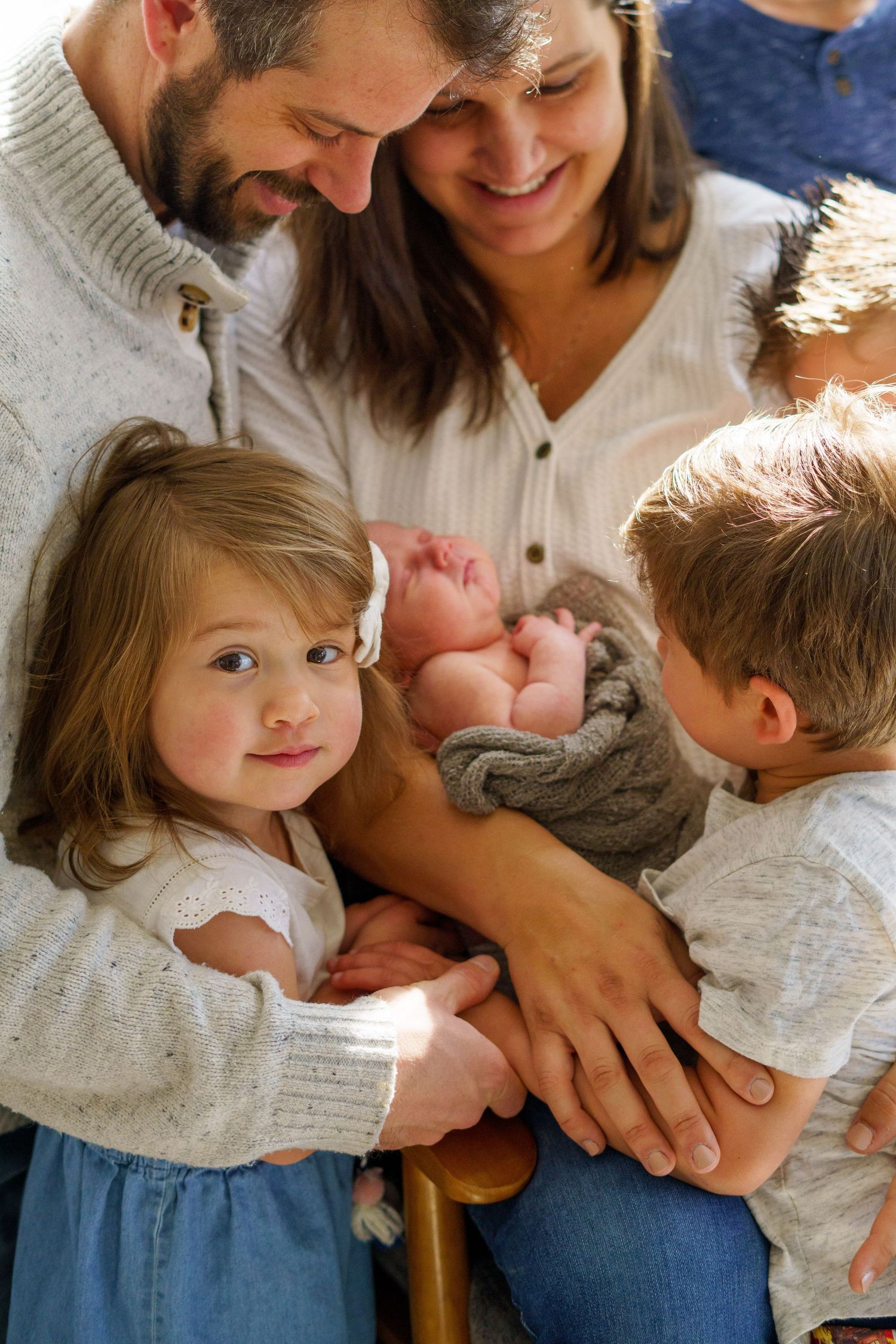 Newborn surrounded by mom, dad and siblings in their home Columbus, Ohio by Jamie Macey Photography