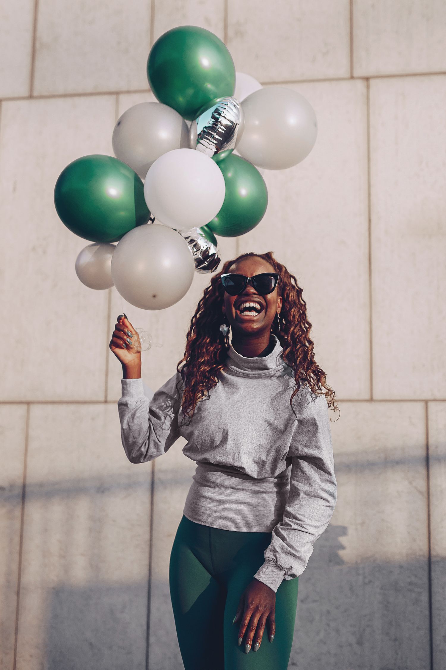 Renaida Brauna håller i ballonger på event för Workout Empire