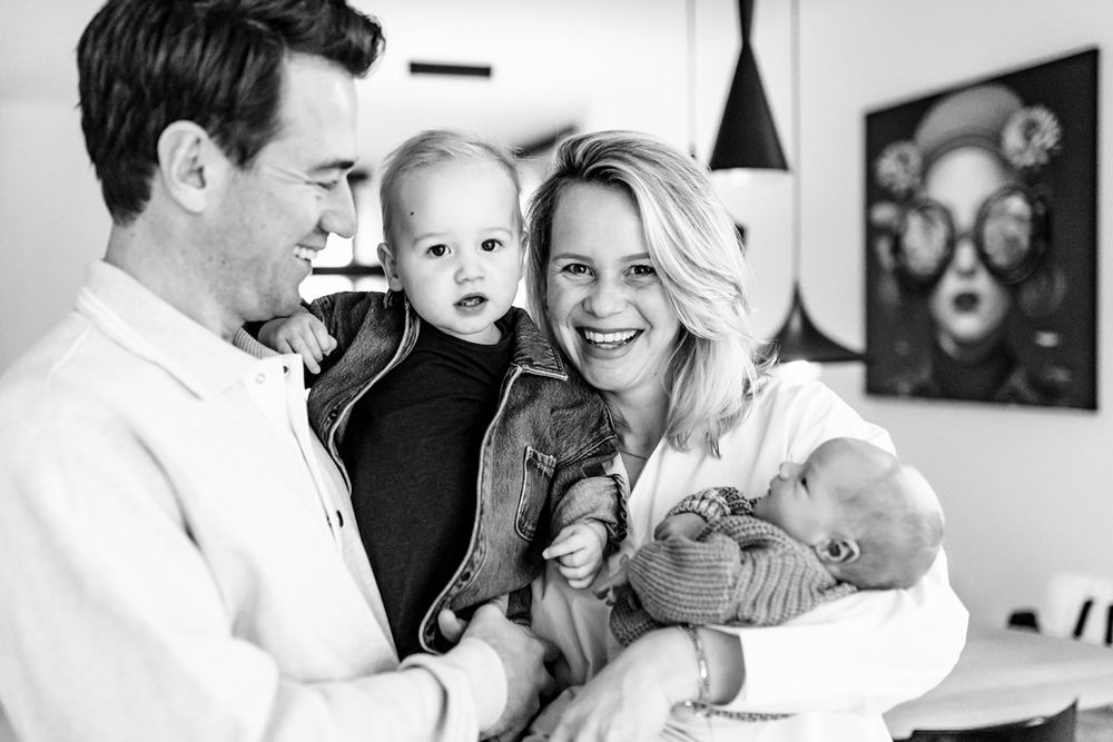 Baby erbij, nu een gezin van vier! Wat een gezelligheid. Voor de tweede keer fotoshoot om de baby te fotograferen