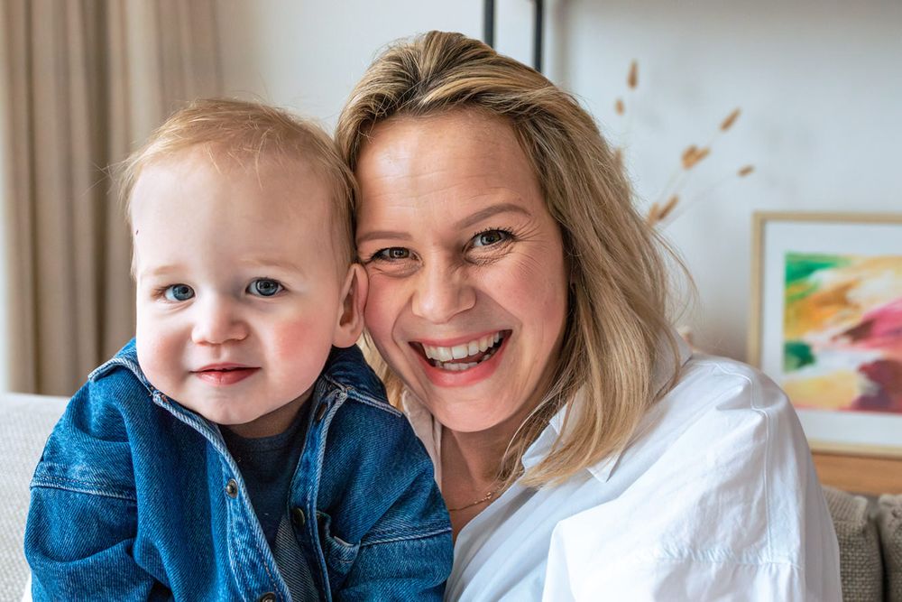 Samen met mama lachen naar de fotograaf