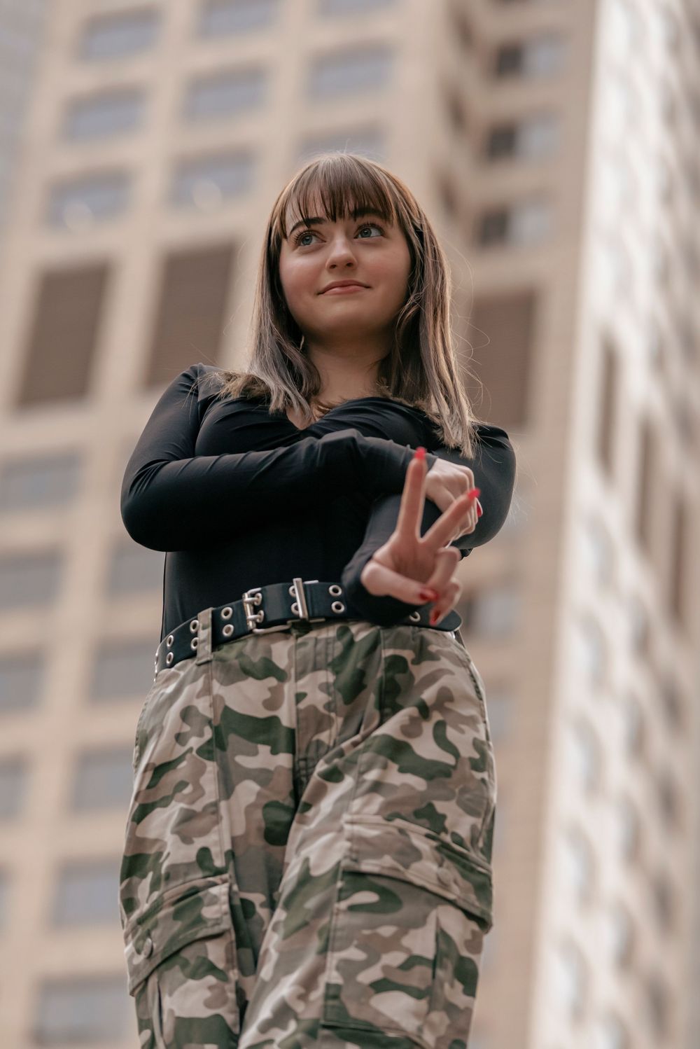 senior photos downtown des moines, creative poses for senior photos, creative female poses, des moines senior portrait photographer