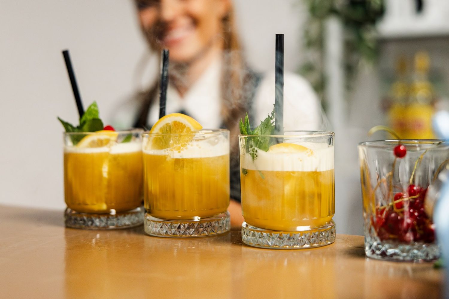 Drinki zrobione przez barmankę w Willi Słonecznej