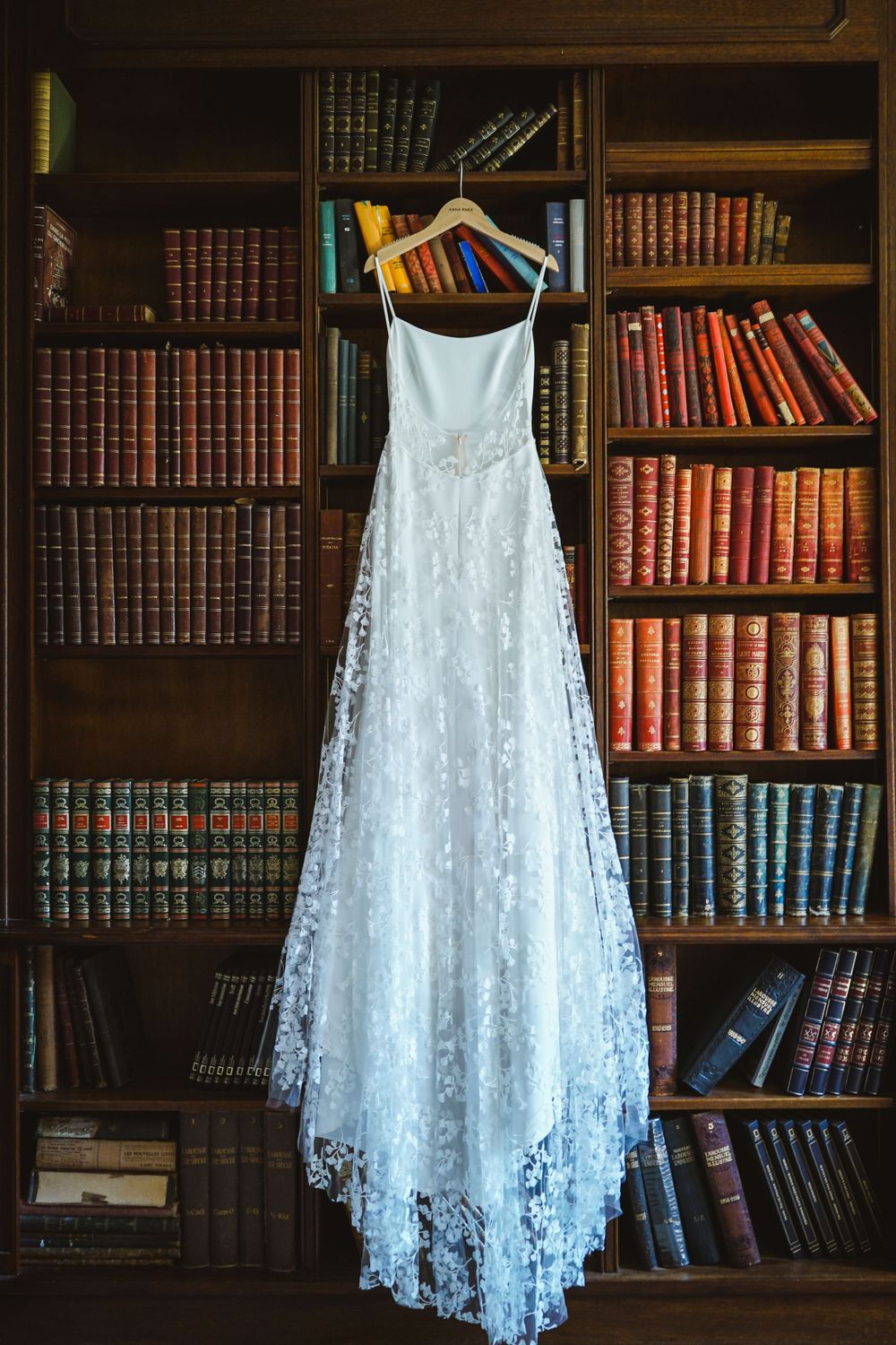 Photo du mariage de Maëlanne et Archibald, robe de mariée. Mariage à Saint Remy-de-Provence. Photographe Chloé Cabanes